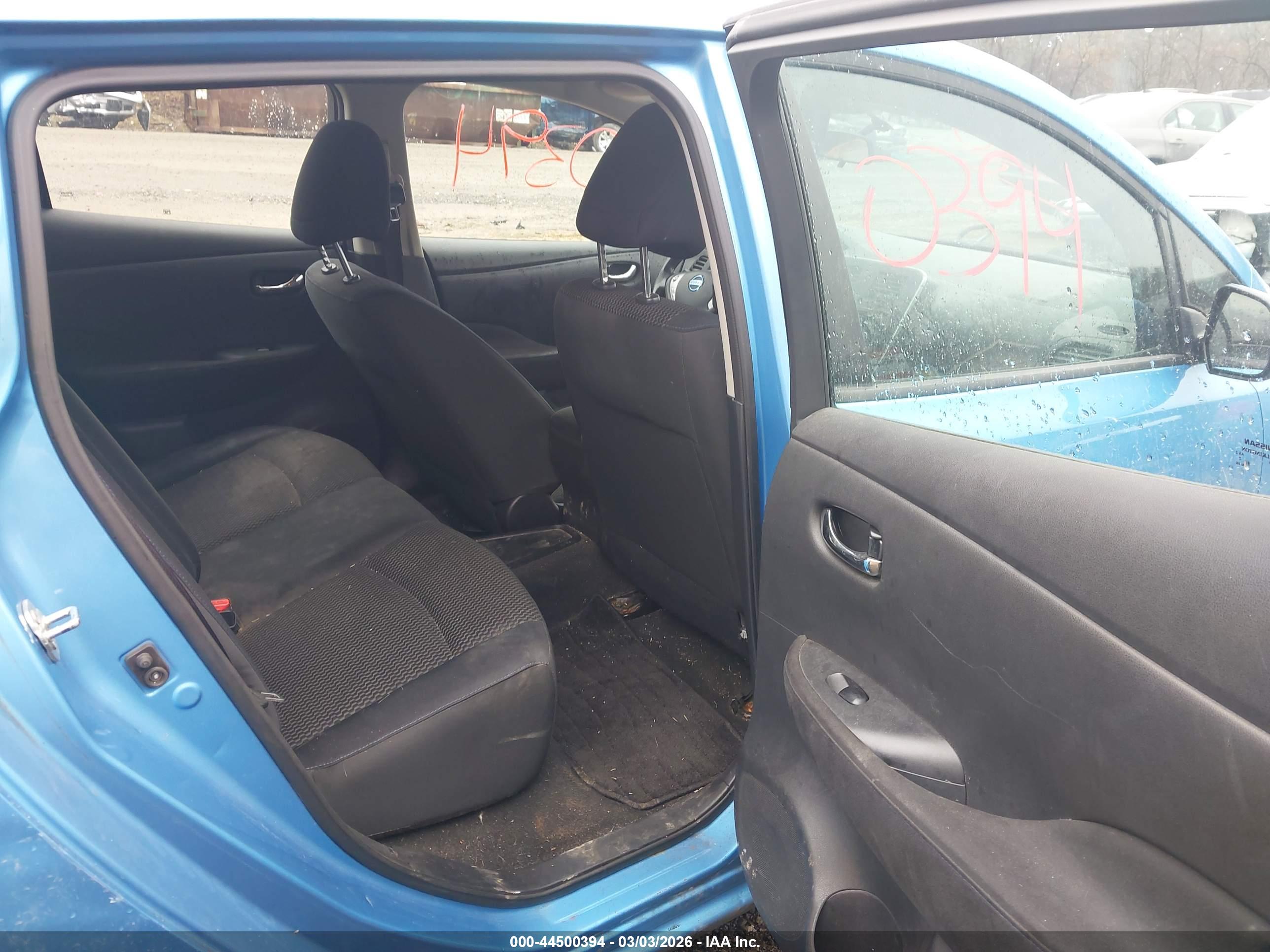 NISSAN LEAF image 8