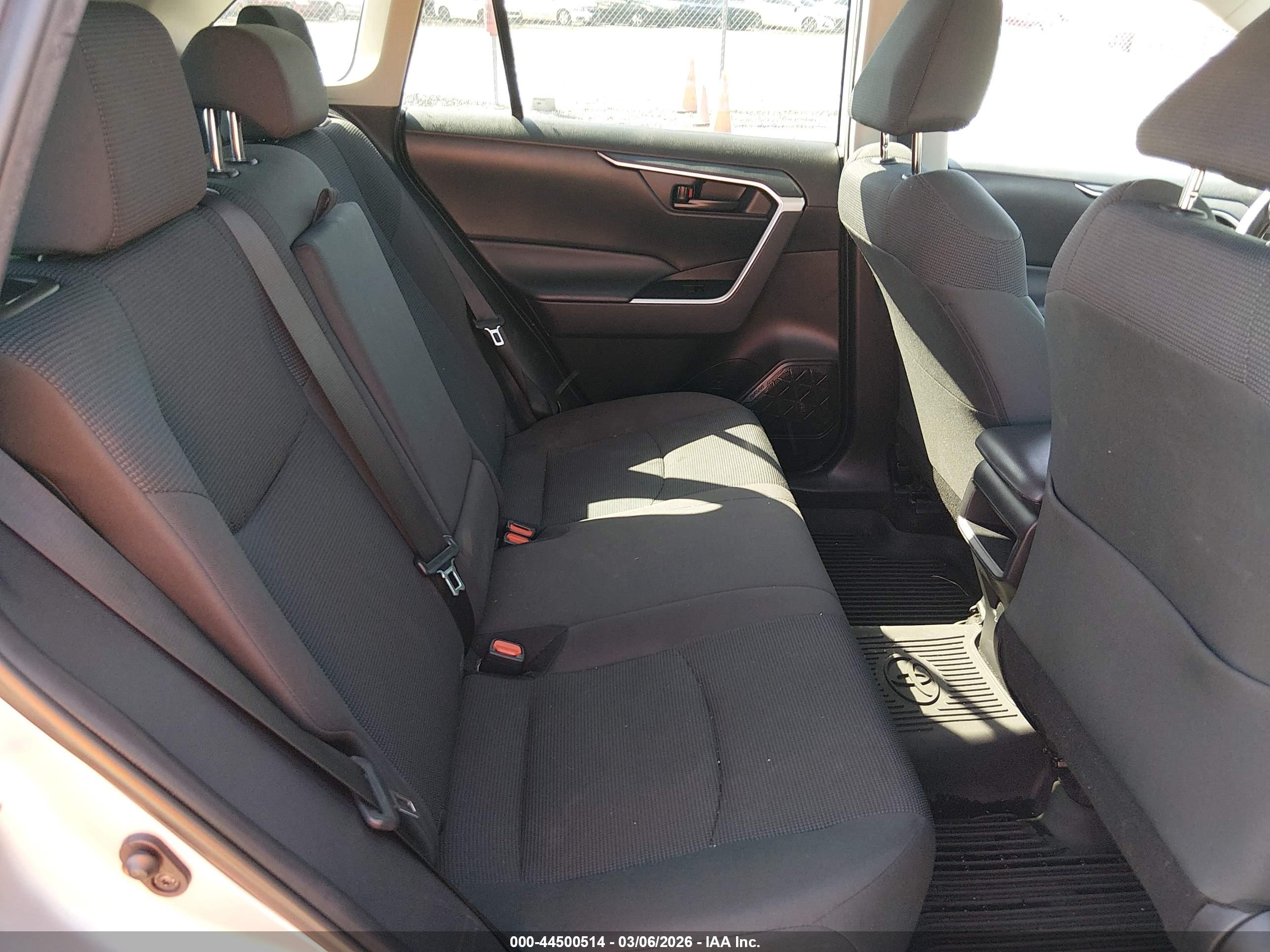 TOYOTA RAV4 image 8
