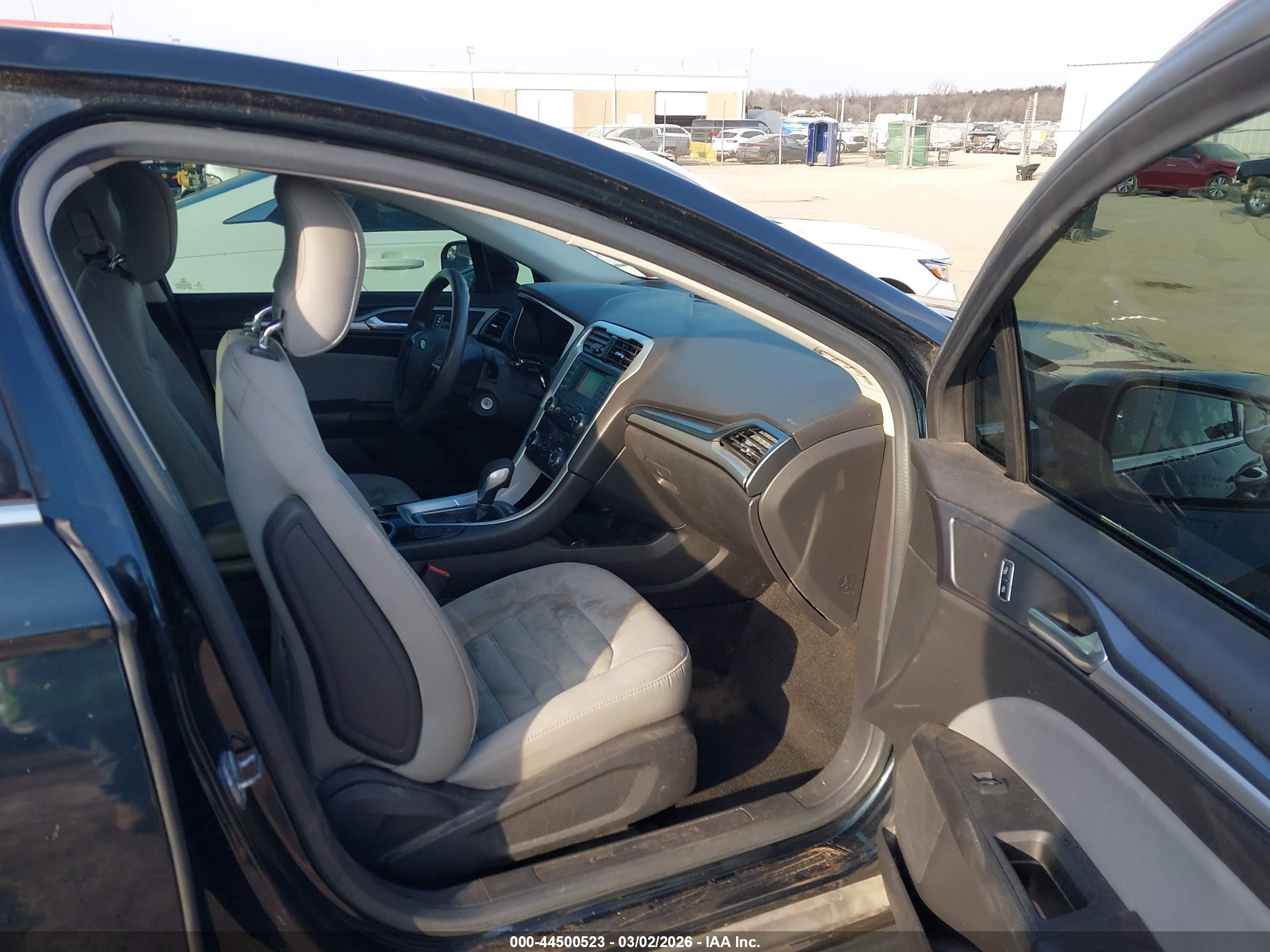 FORD FUSION image 5