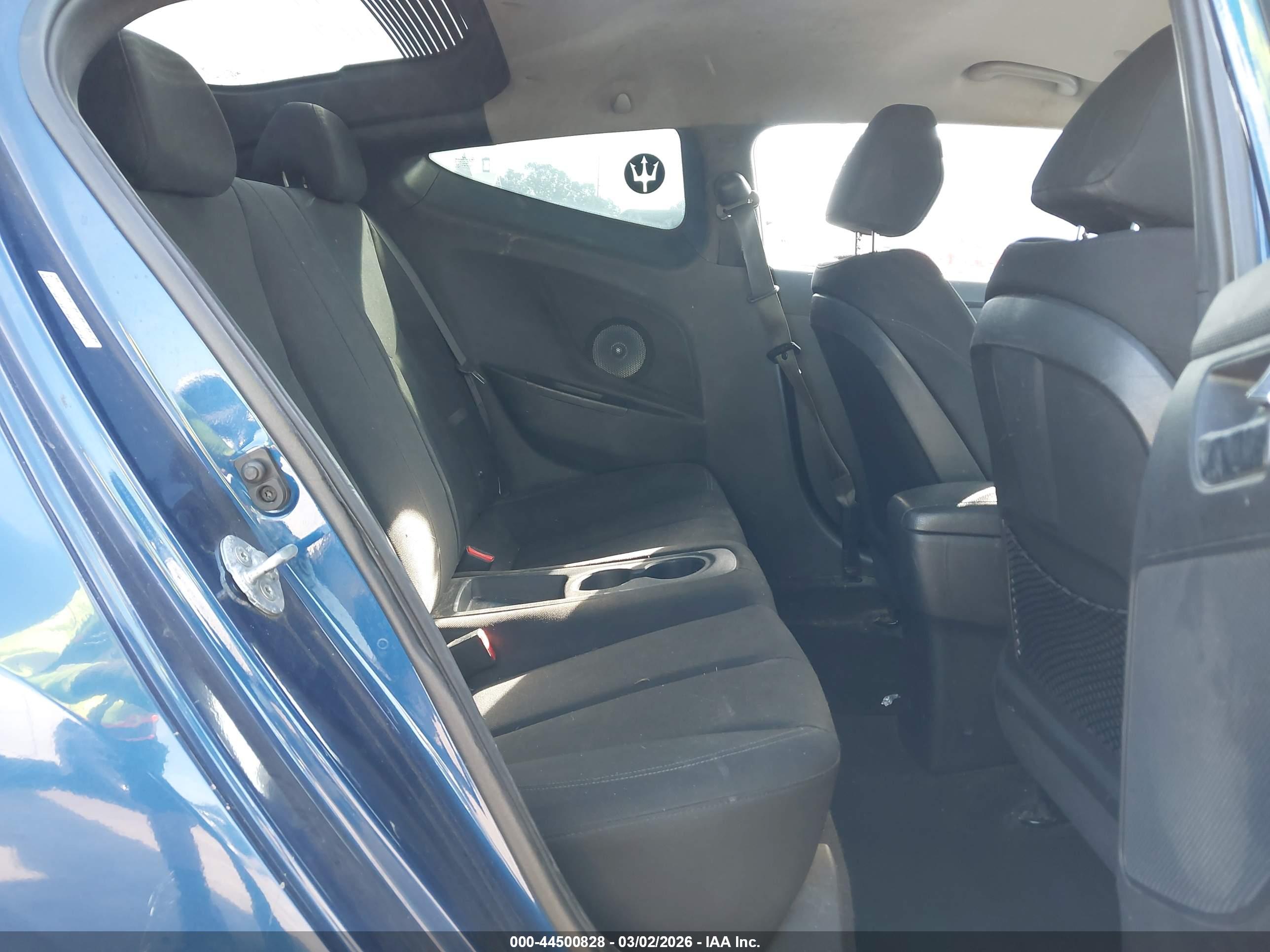 HYUNDAI VELOSTER image 8
