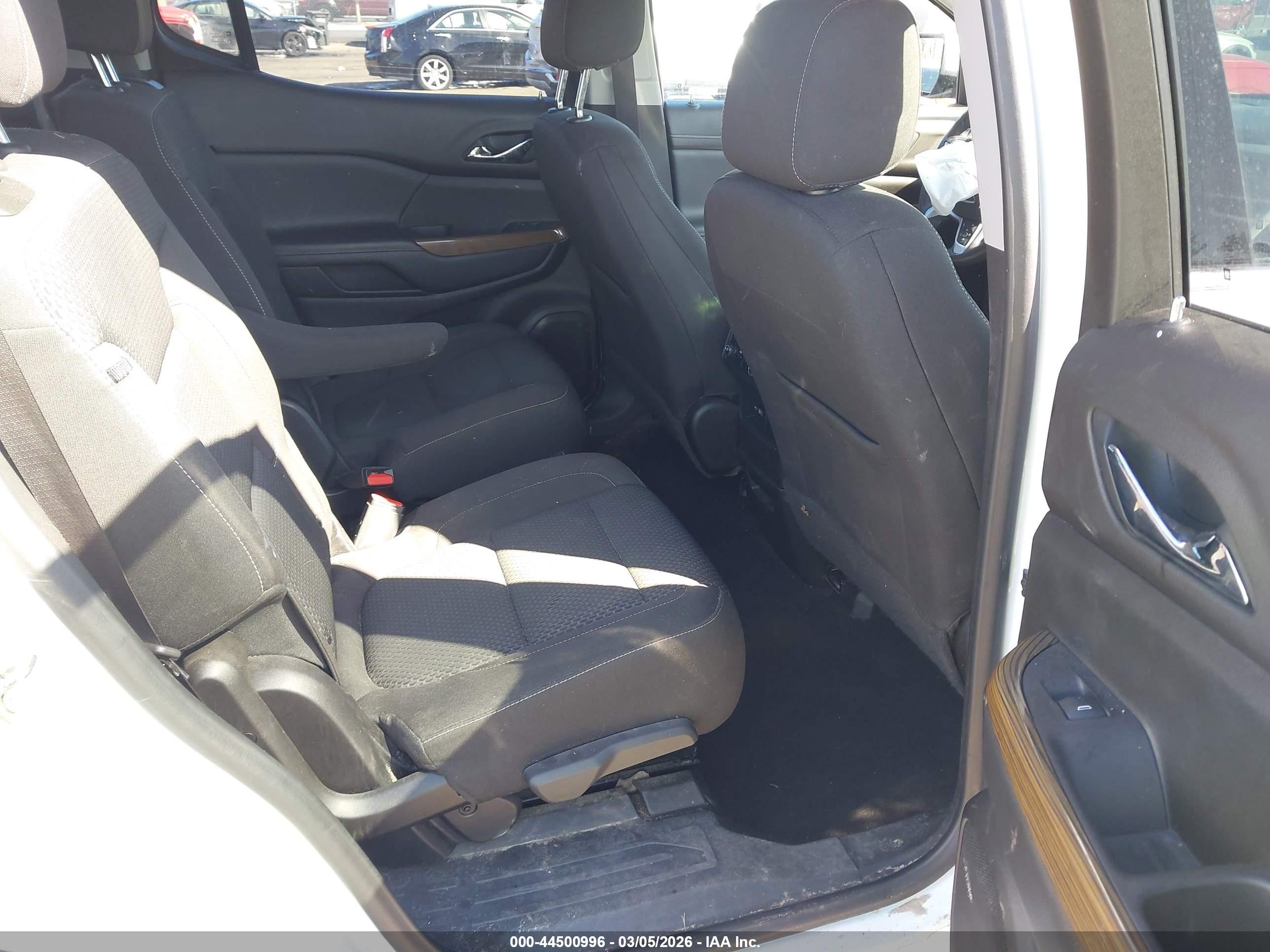 GMC ACADIA image 8