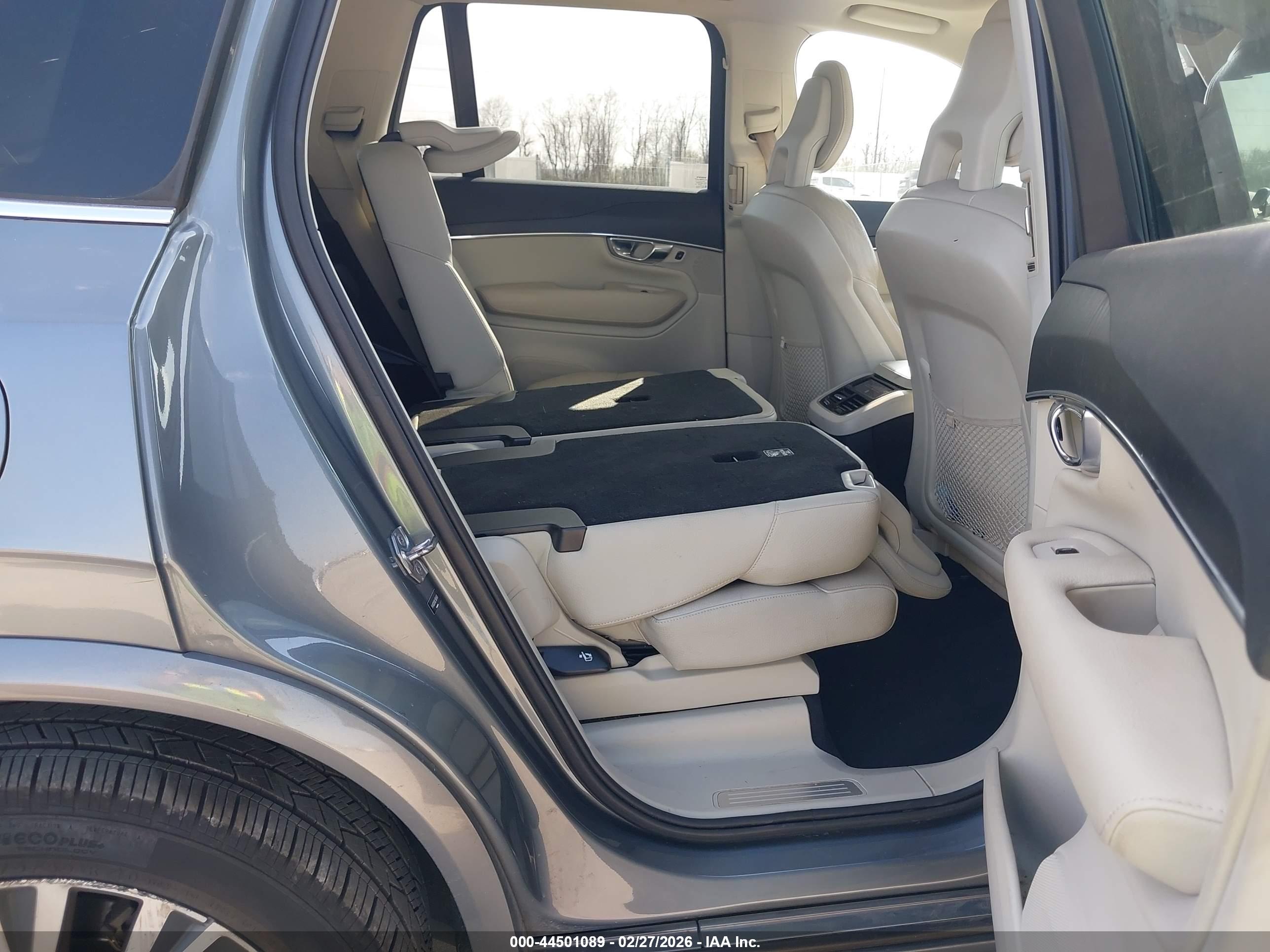 VOLVO XC90 image 8