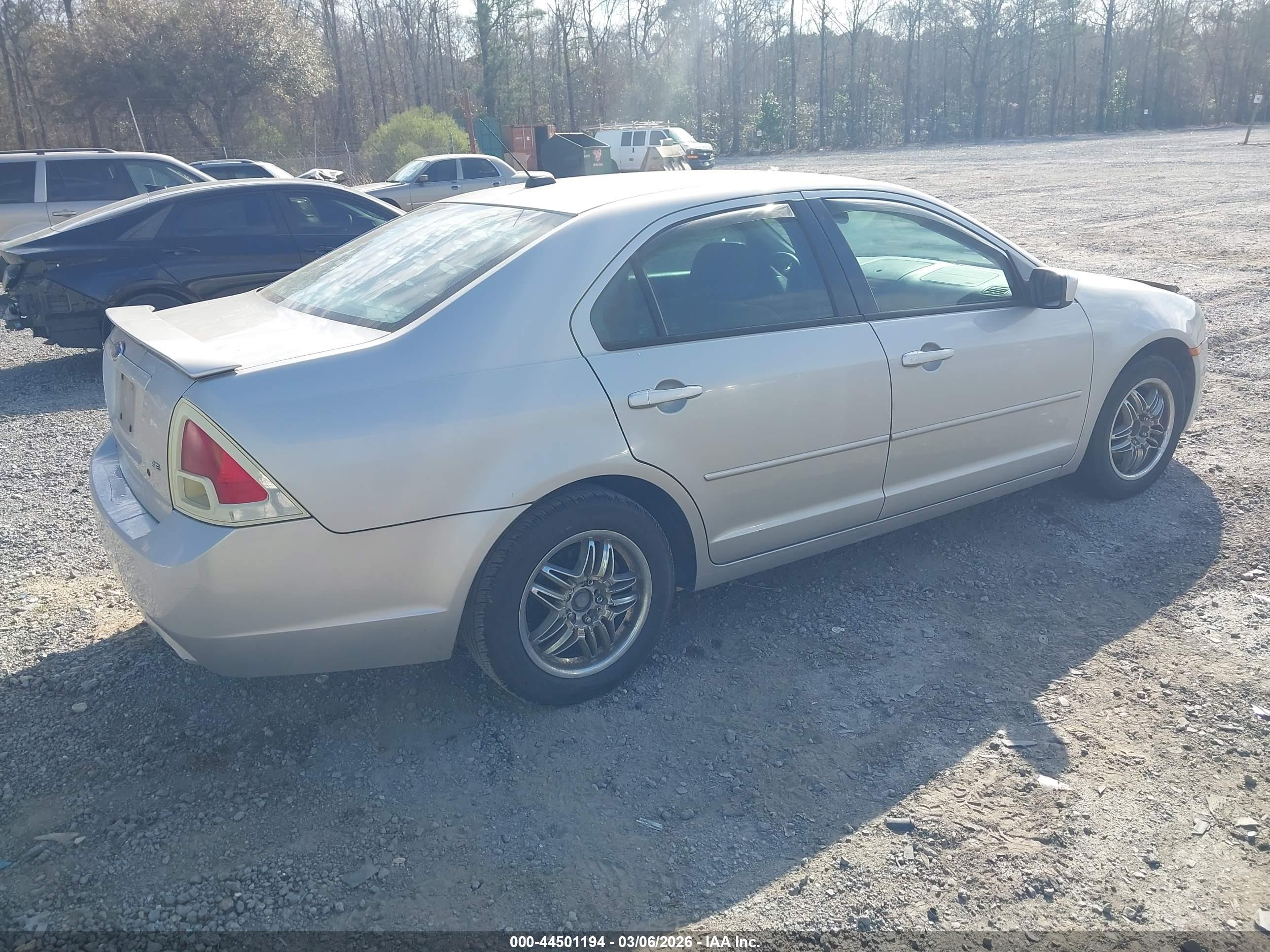 FORD FUSION image 4