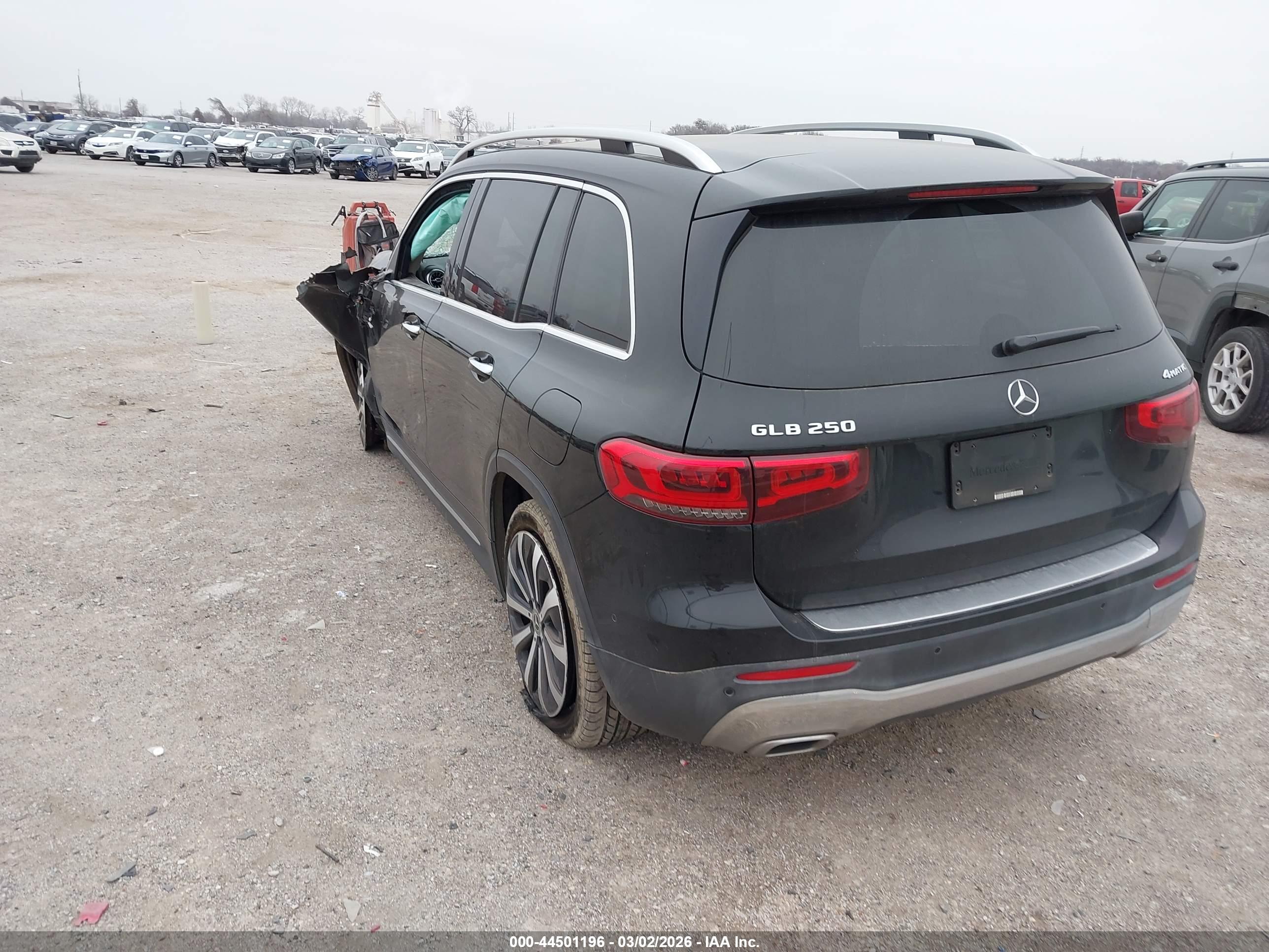 MERCEDES-BENZ GLB image 3