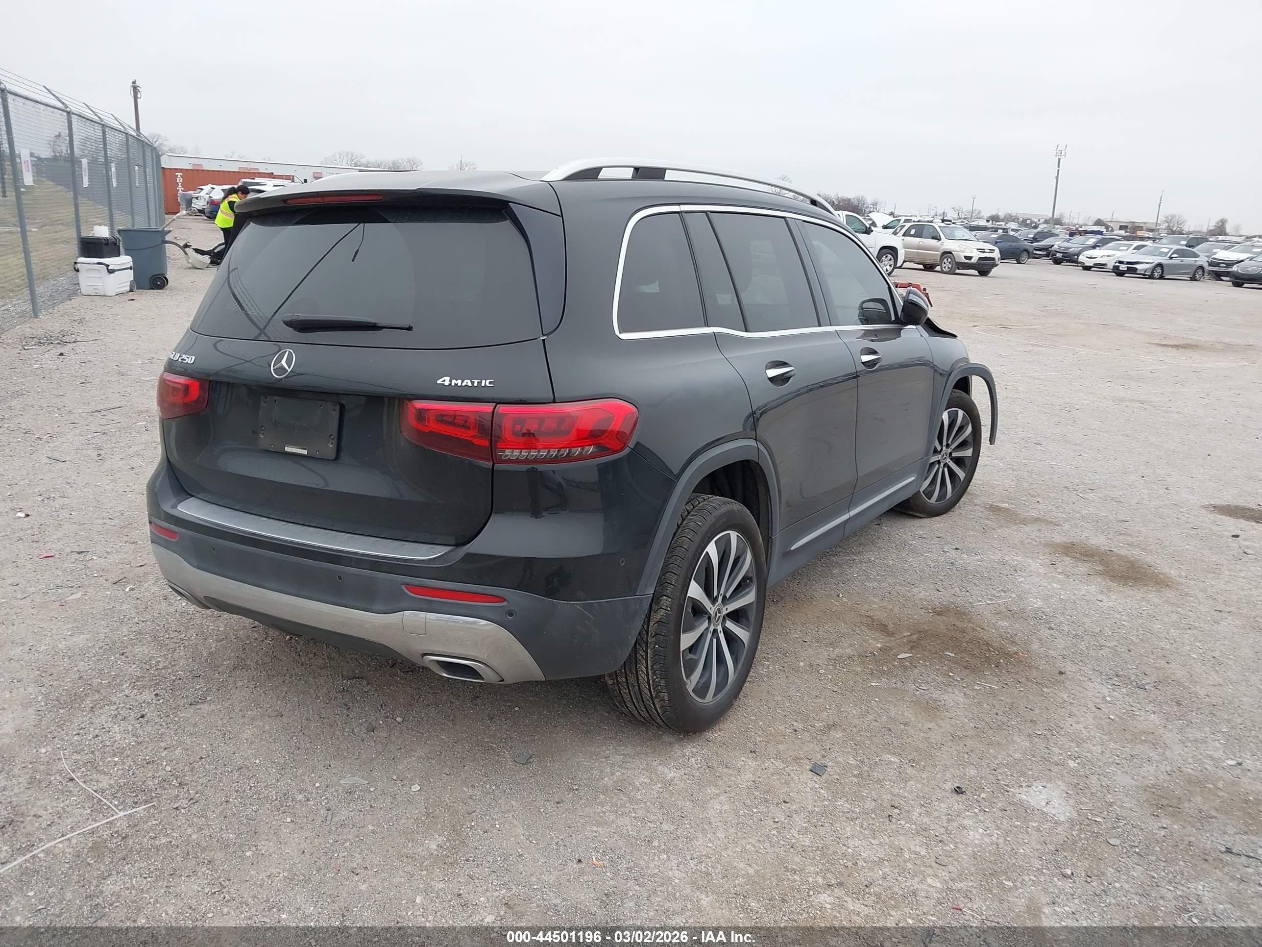 MERCEDES-BENZ GLB image 4