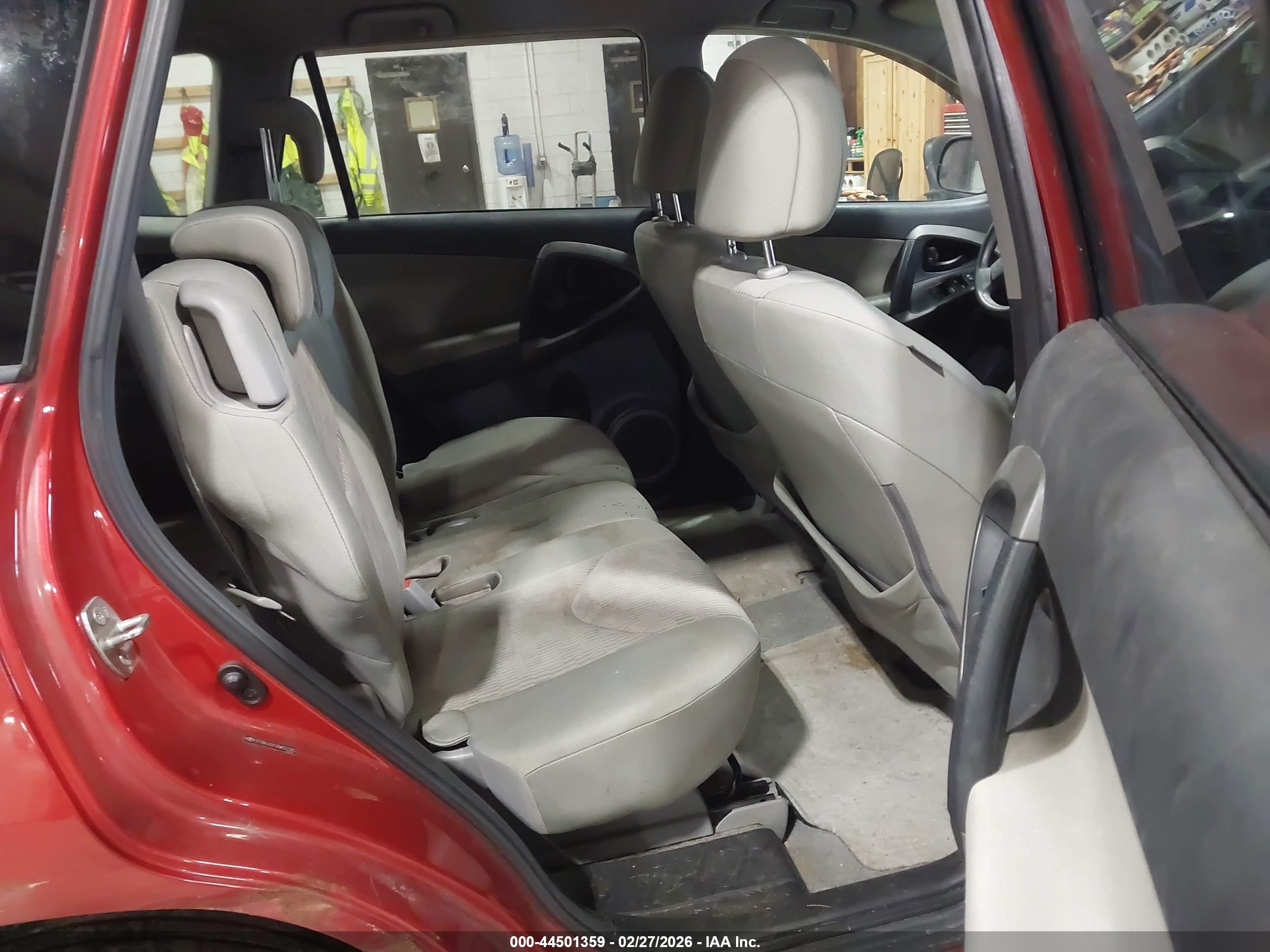 TOYOTA RAV4 image 8