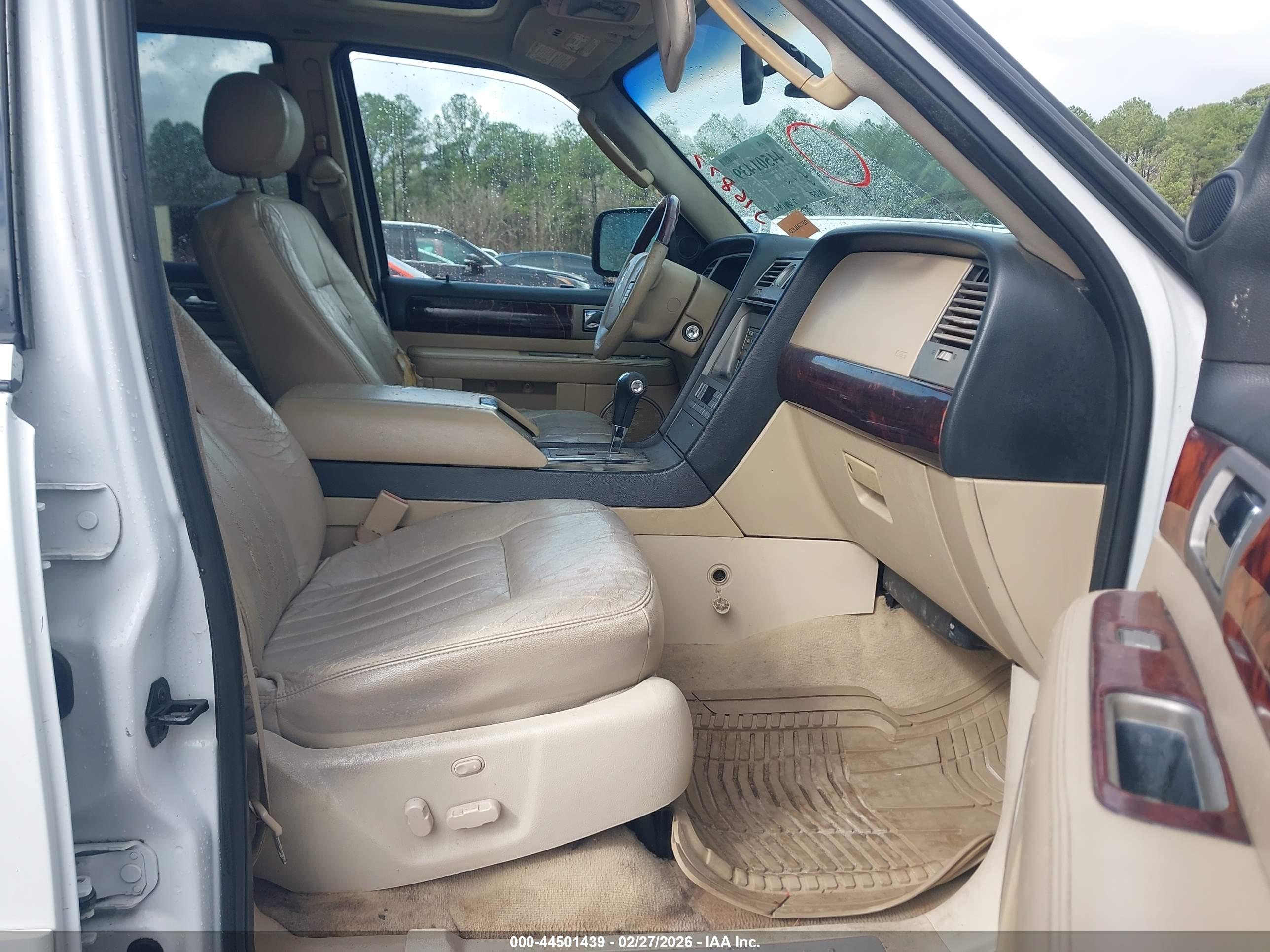 LINCOLN NAVIGATOR image 5