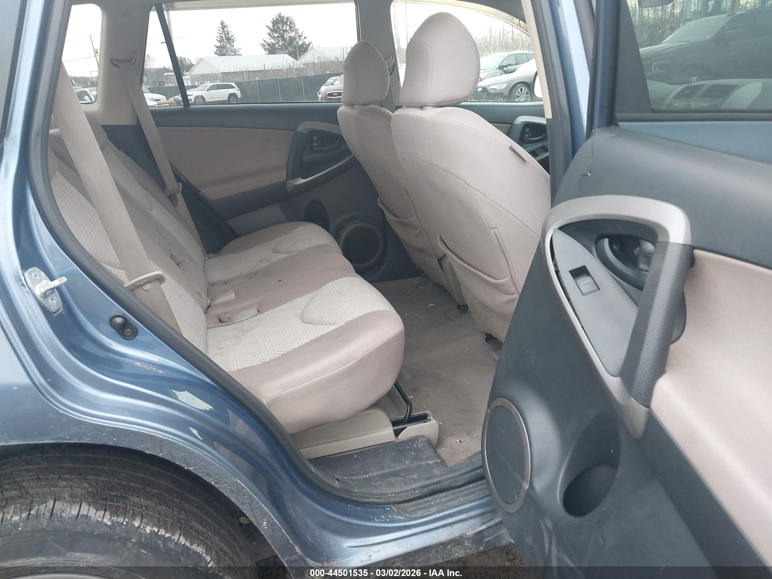 TOYOTA RAV4 image 8