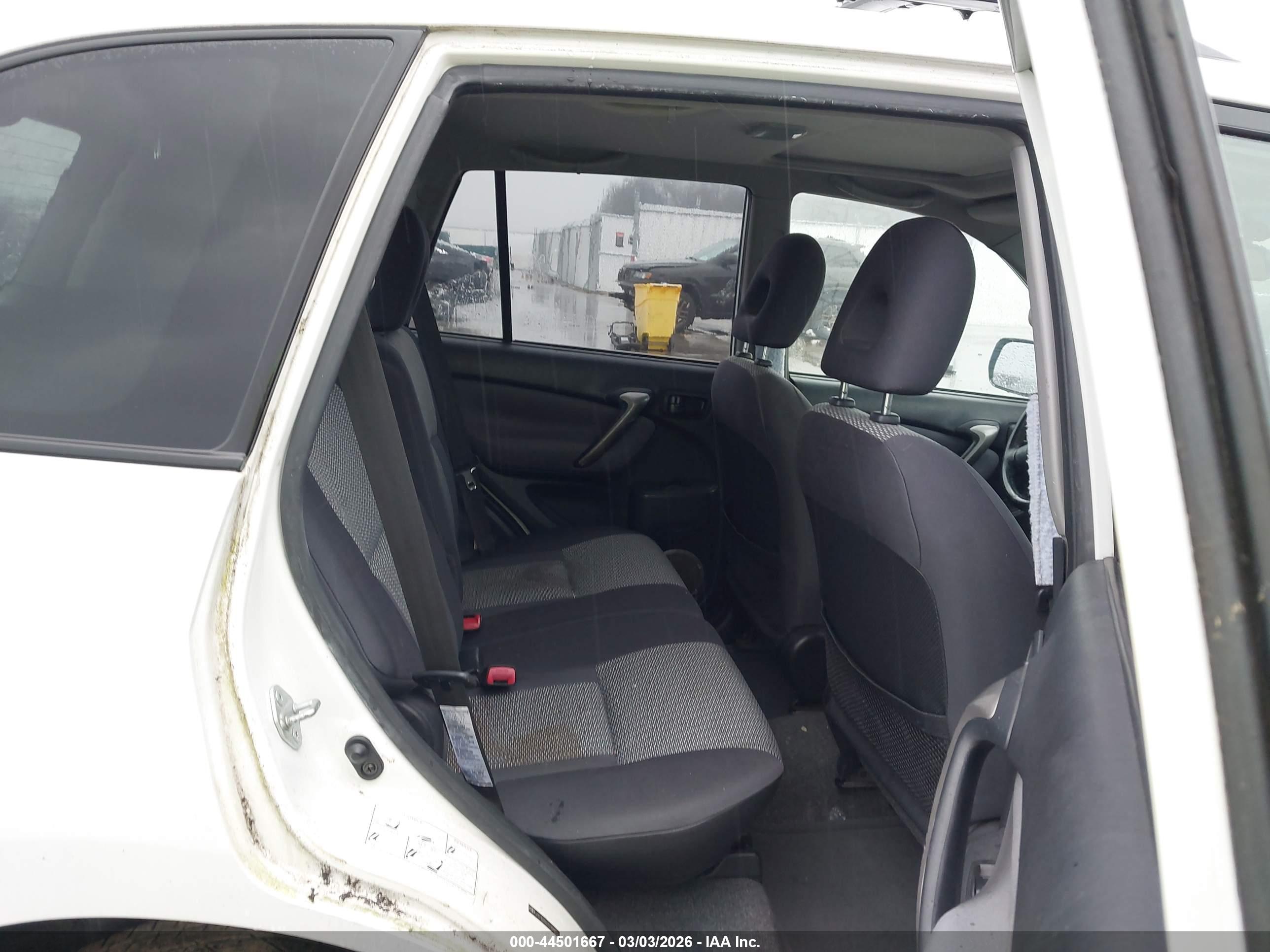 TOYOTA RAV4 image 8
