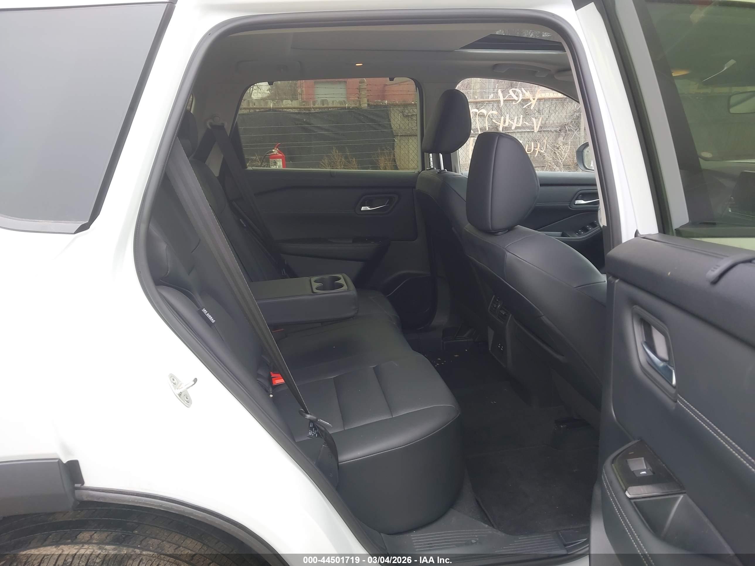 NISSAN ROGUE image 8