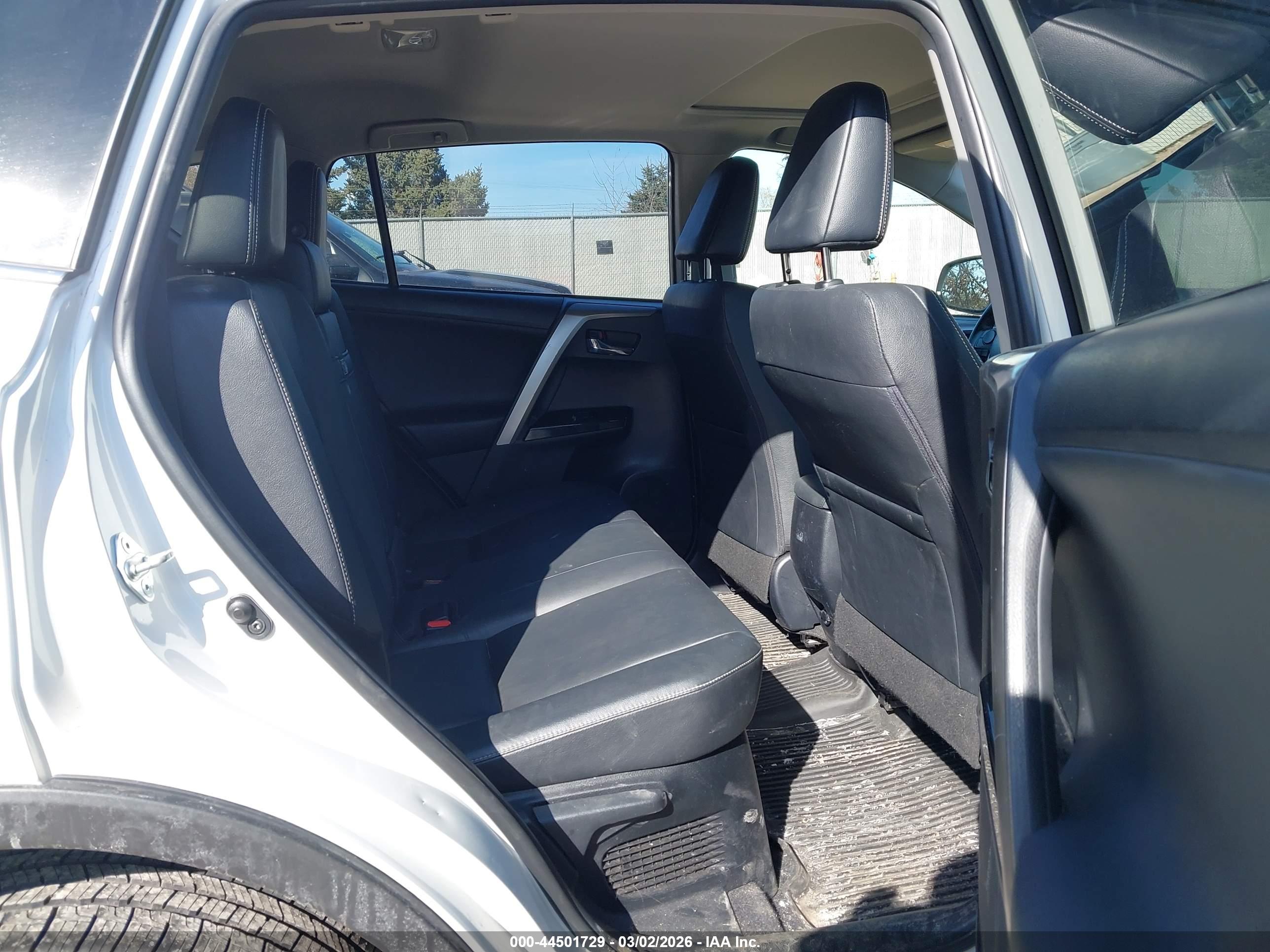 TOYOTA RAV4 image 8