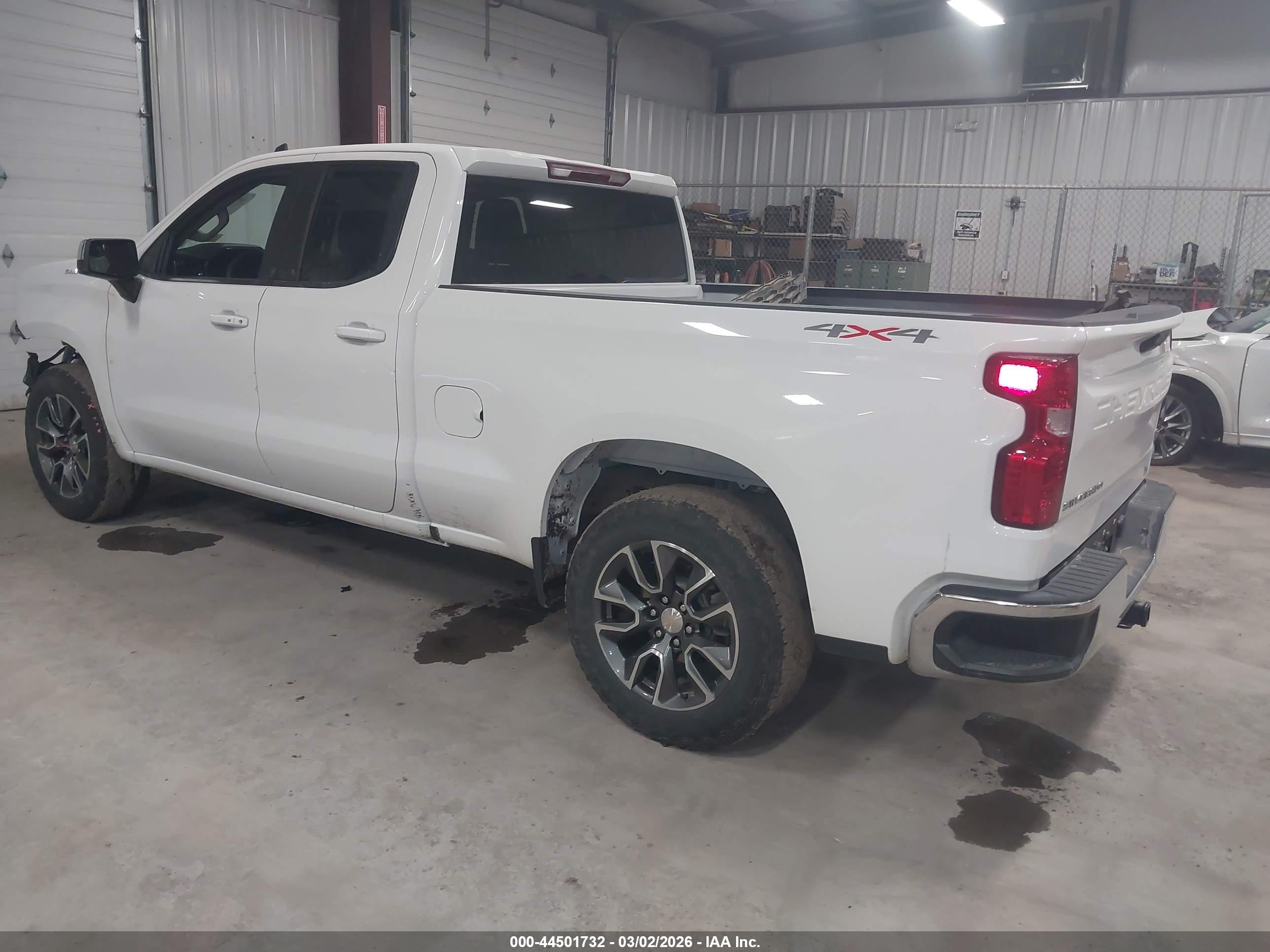 CHEVROLET SILVERADO image 3