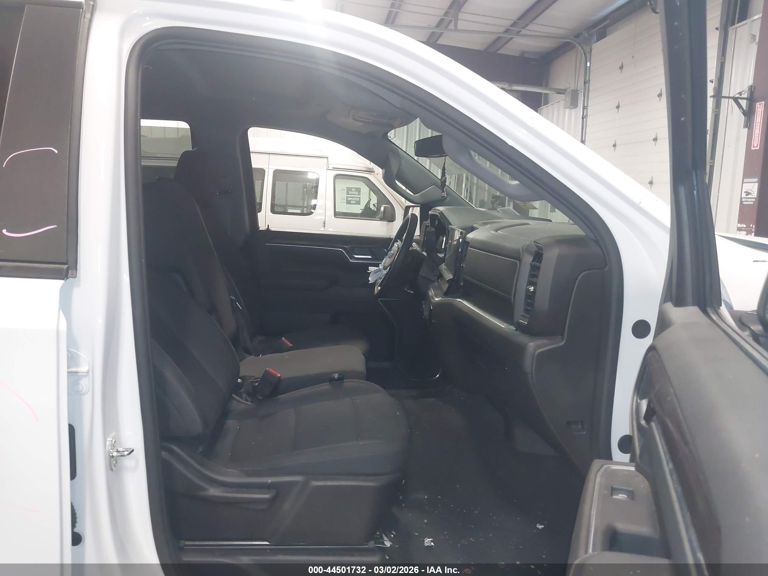 CHEVROLET SILVERADO image 5