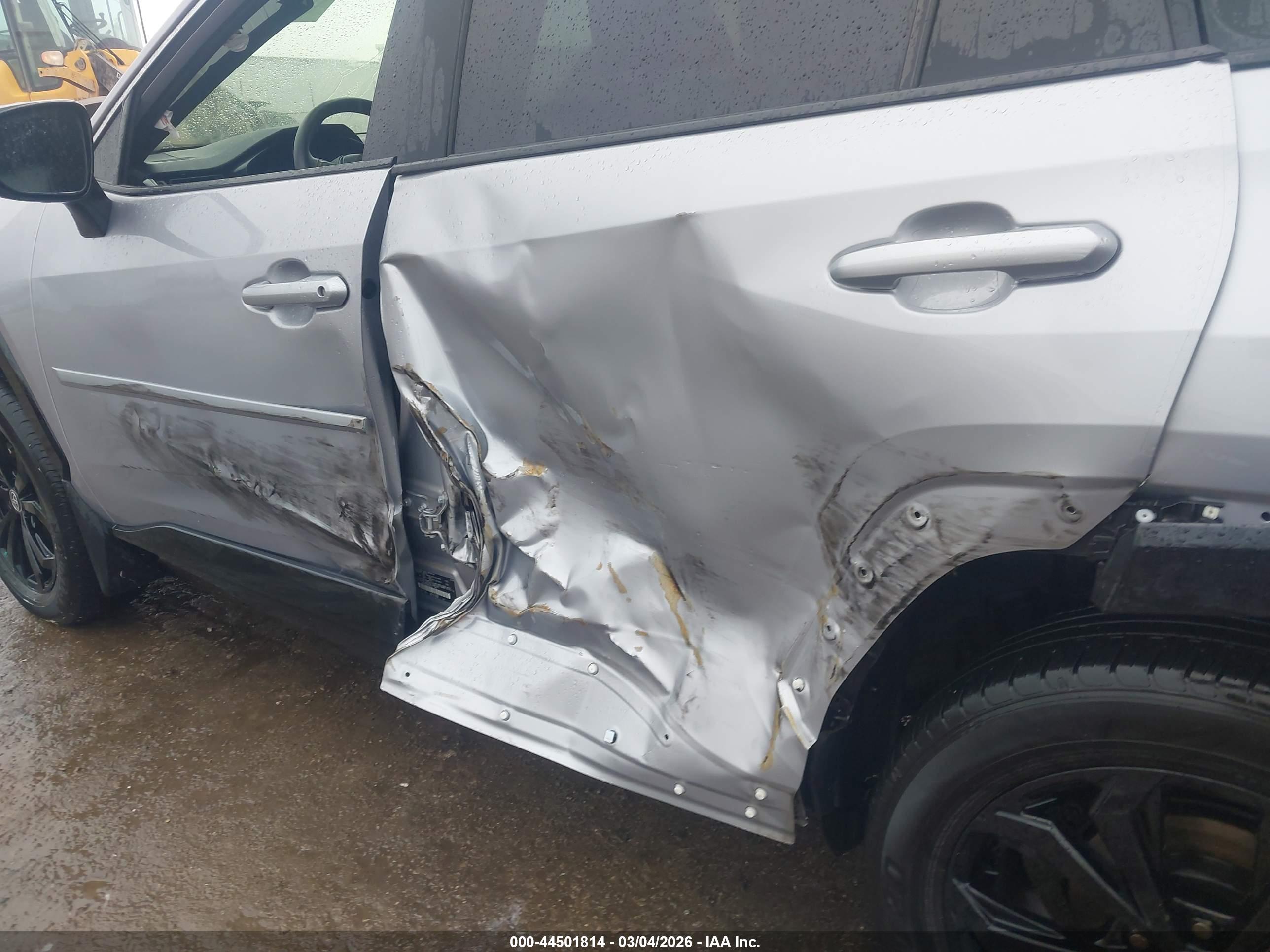 TOYOTA RAV4 image 6