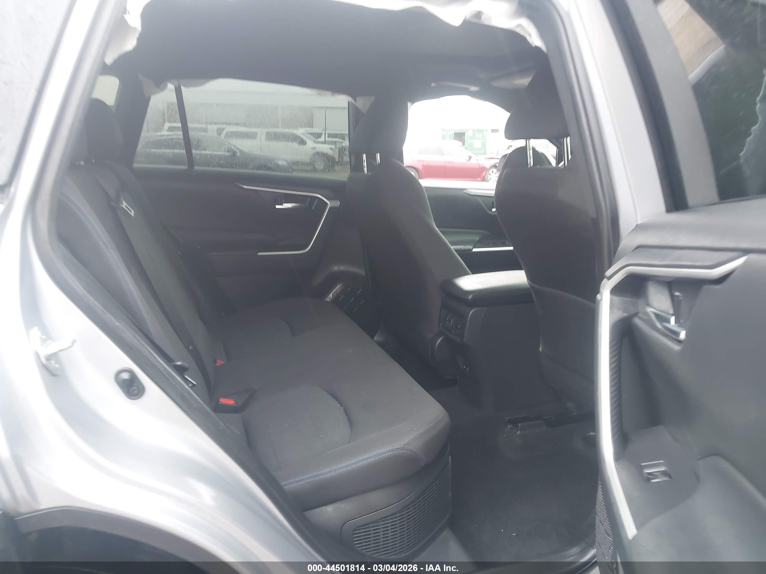 TOYOTA RAV4 image 8
