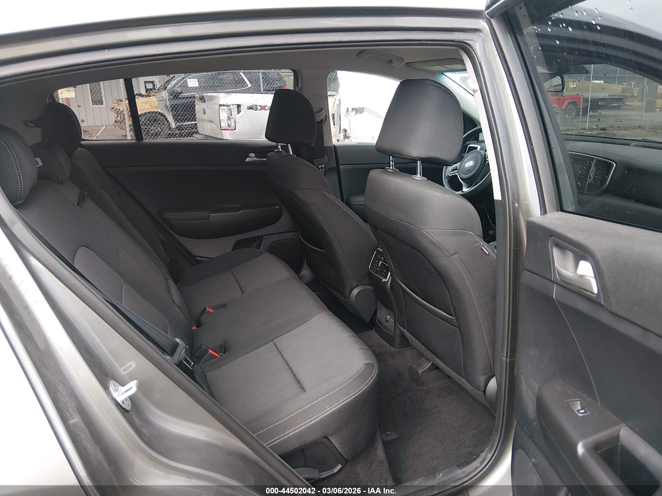 KIA SPORTAGE image 8