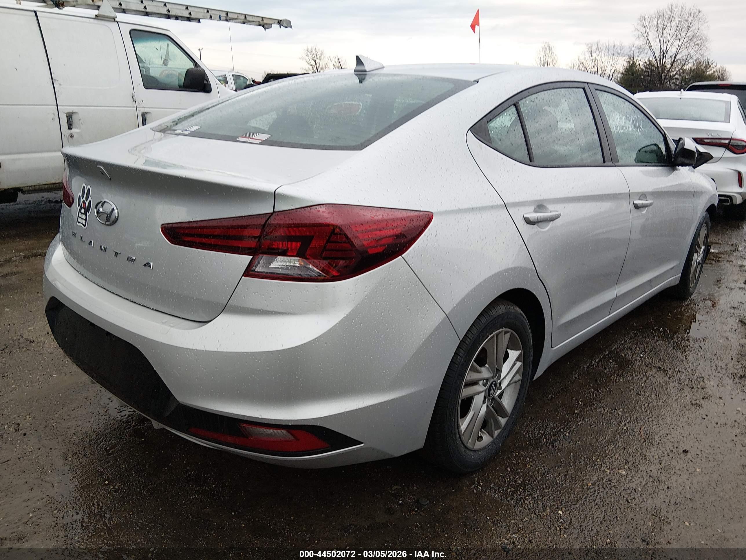 HYUNDAI ELANTRA image 4