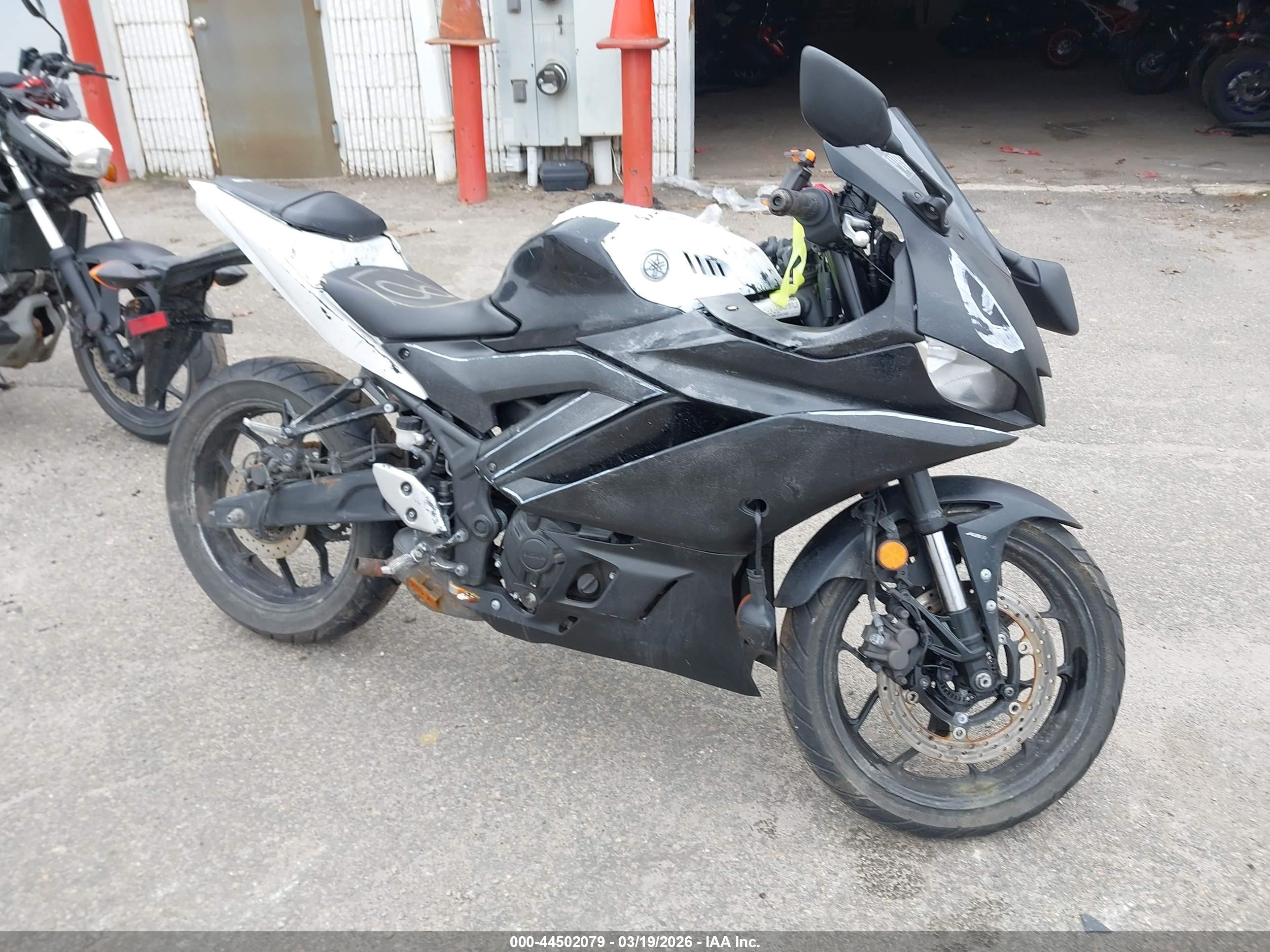 YAMAHA YZFR3 image 8