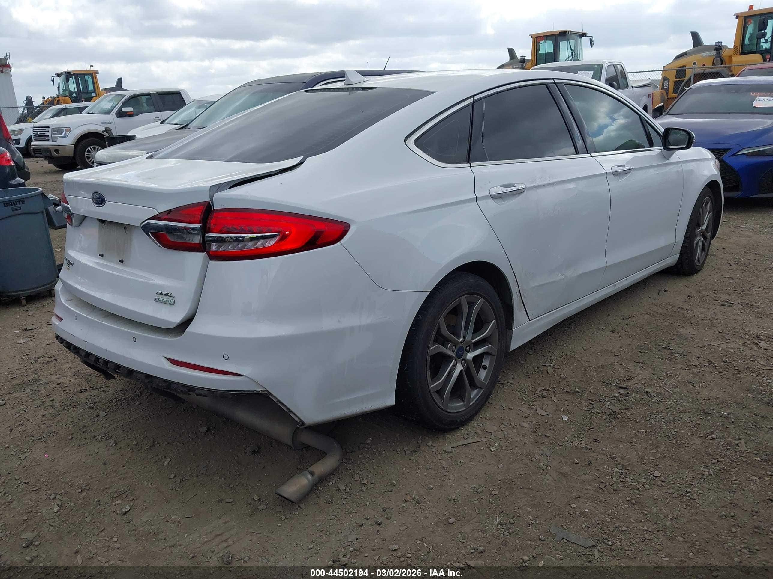 FORD FUSION image 4