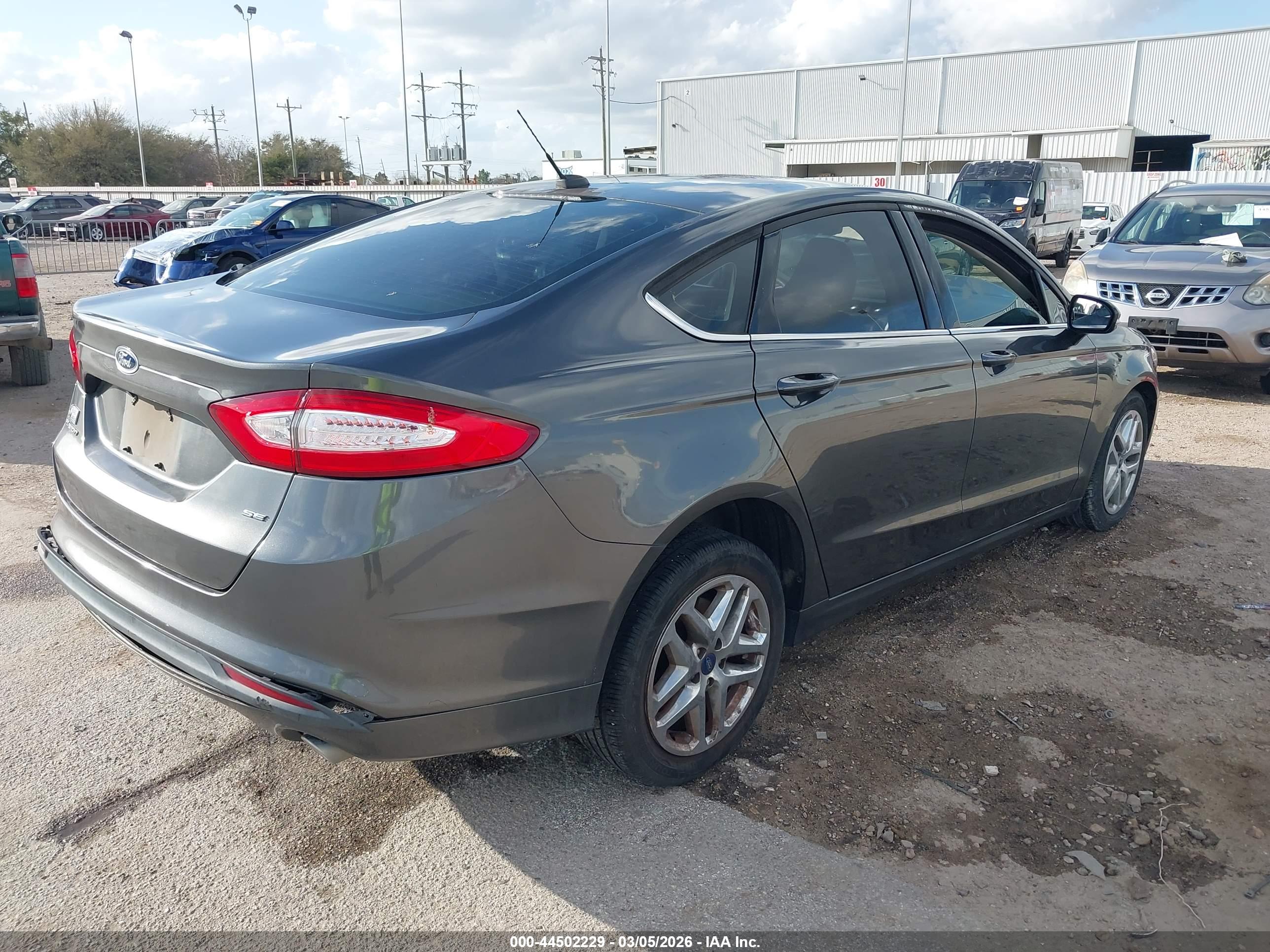 FORD FUSION image 4