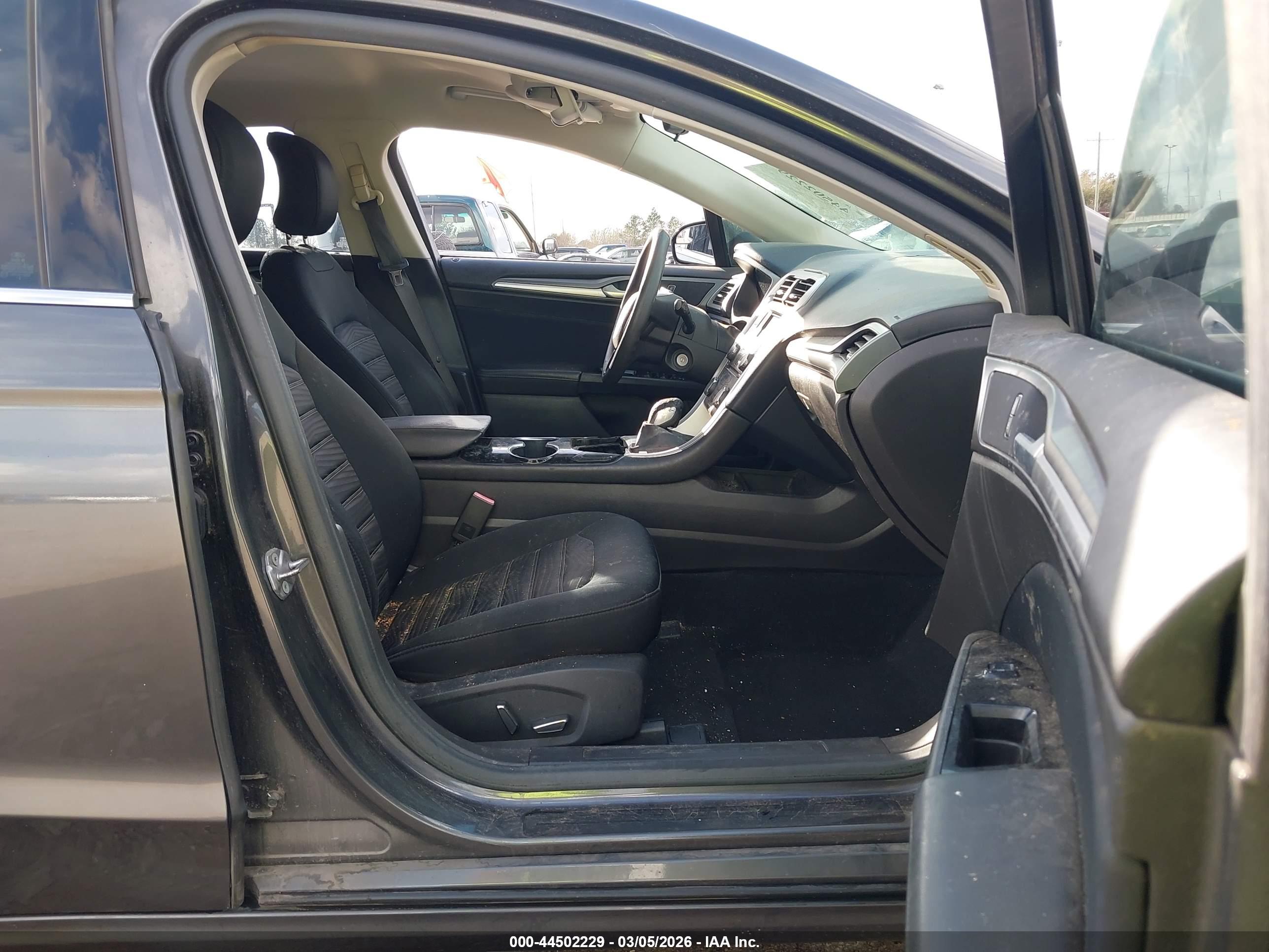 FORD FUSION image 5
