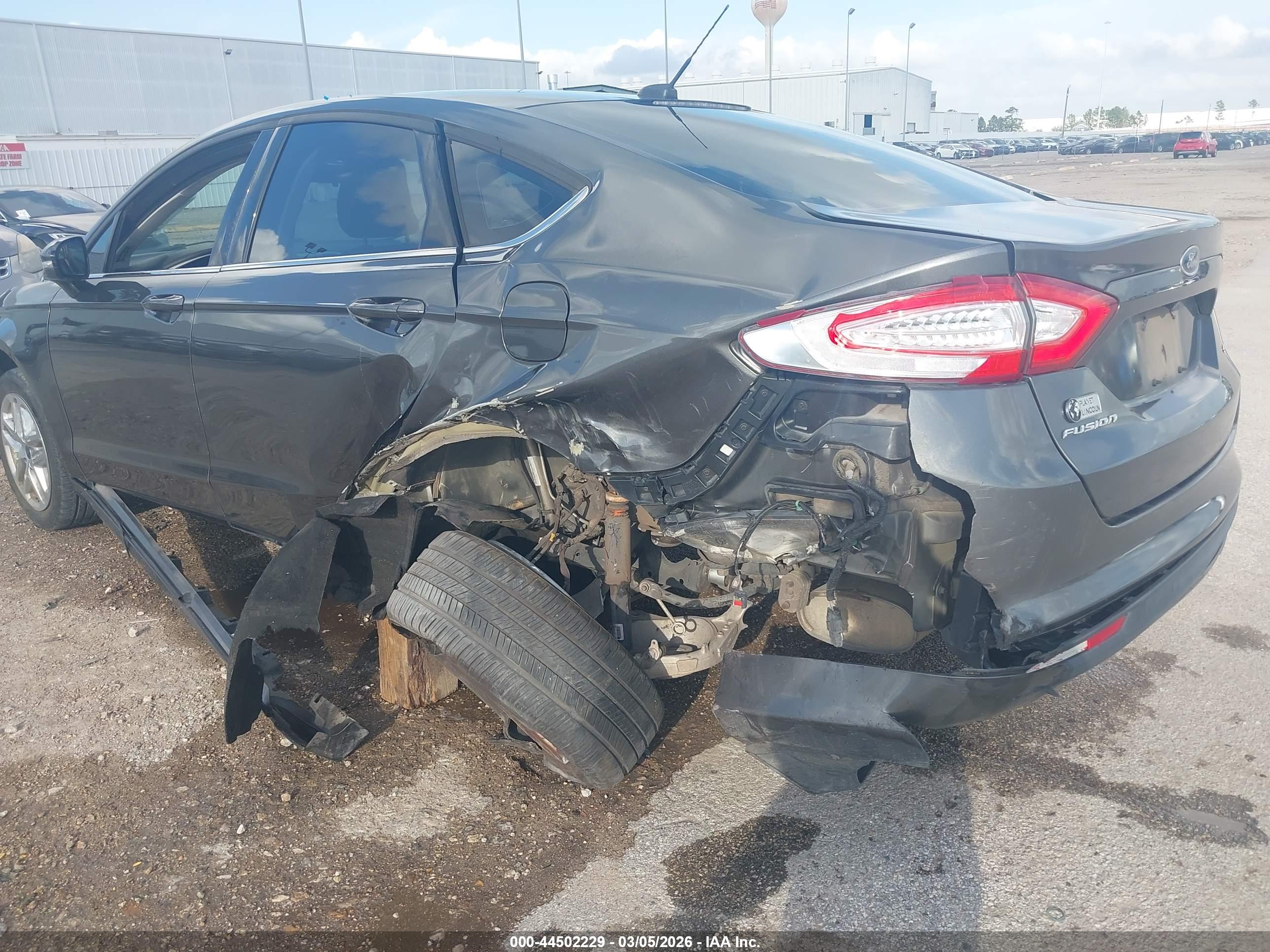 FORD FUSION image 6