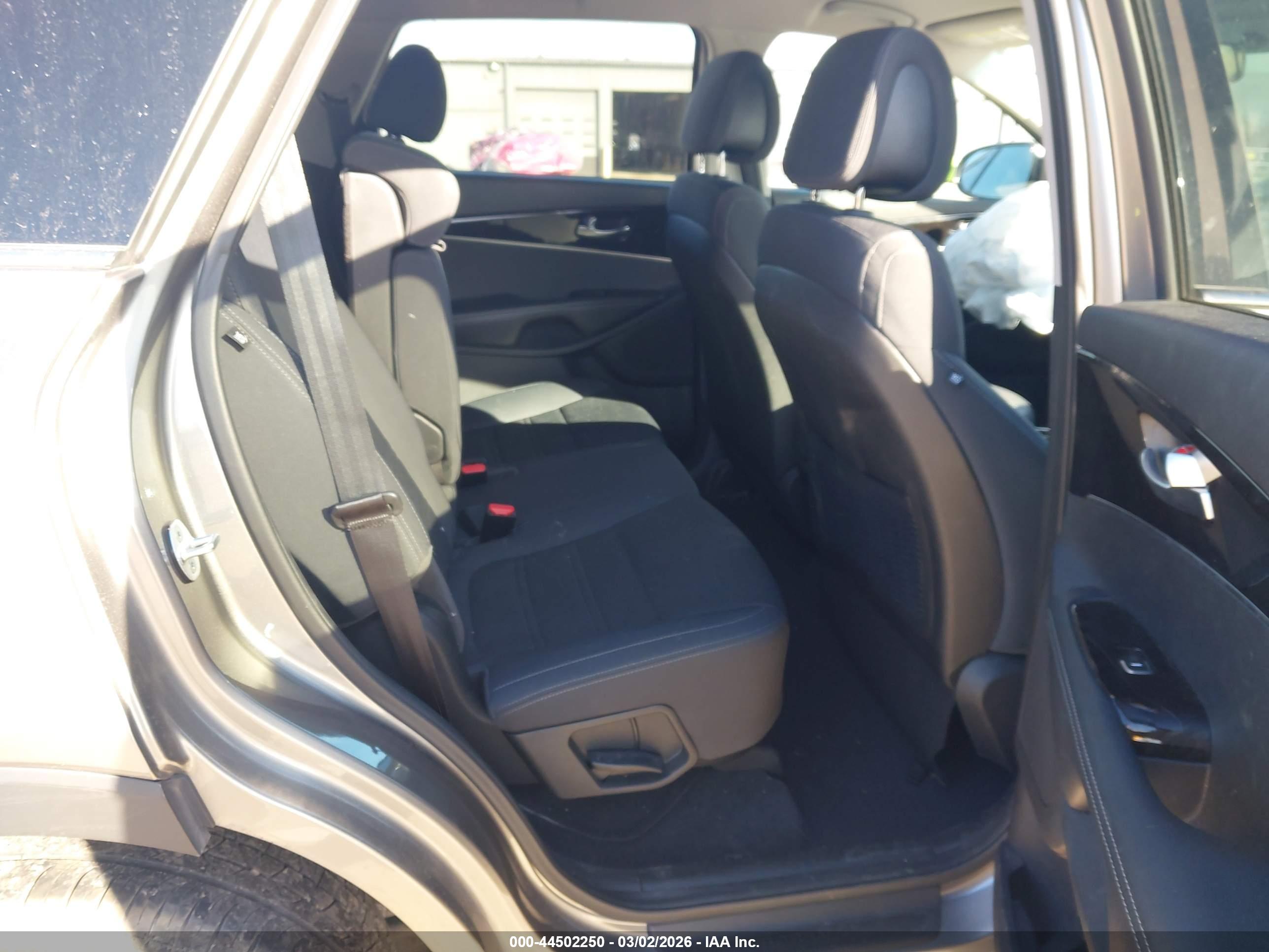 KIA SORENTO image 8