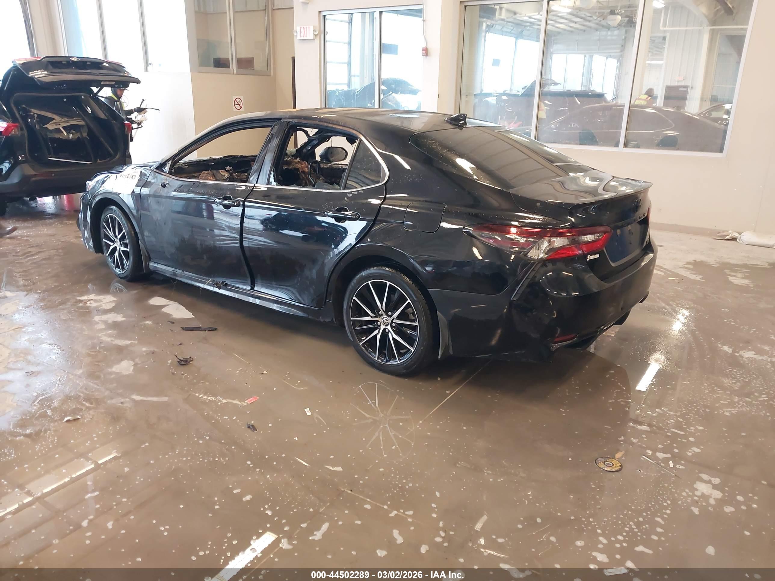 TOYOTA CAMRY image 3