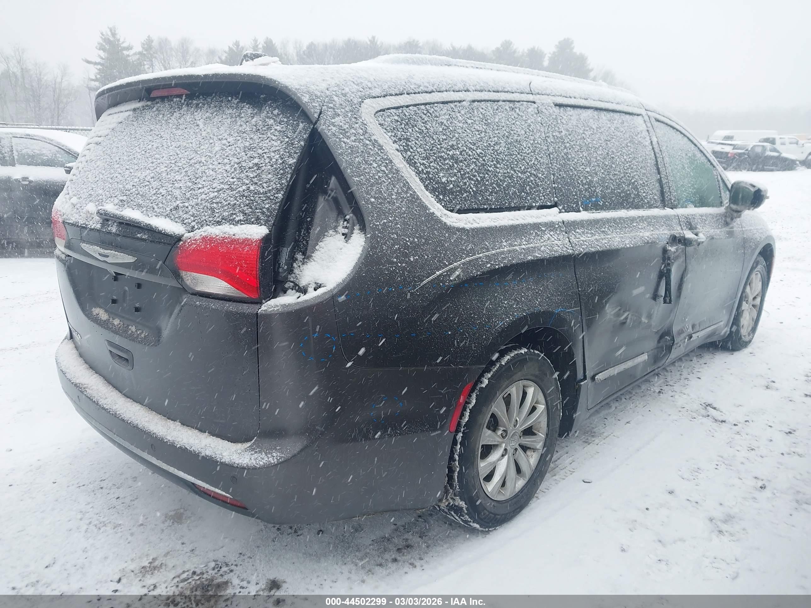 CHRYSLER PACIFICA image 4