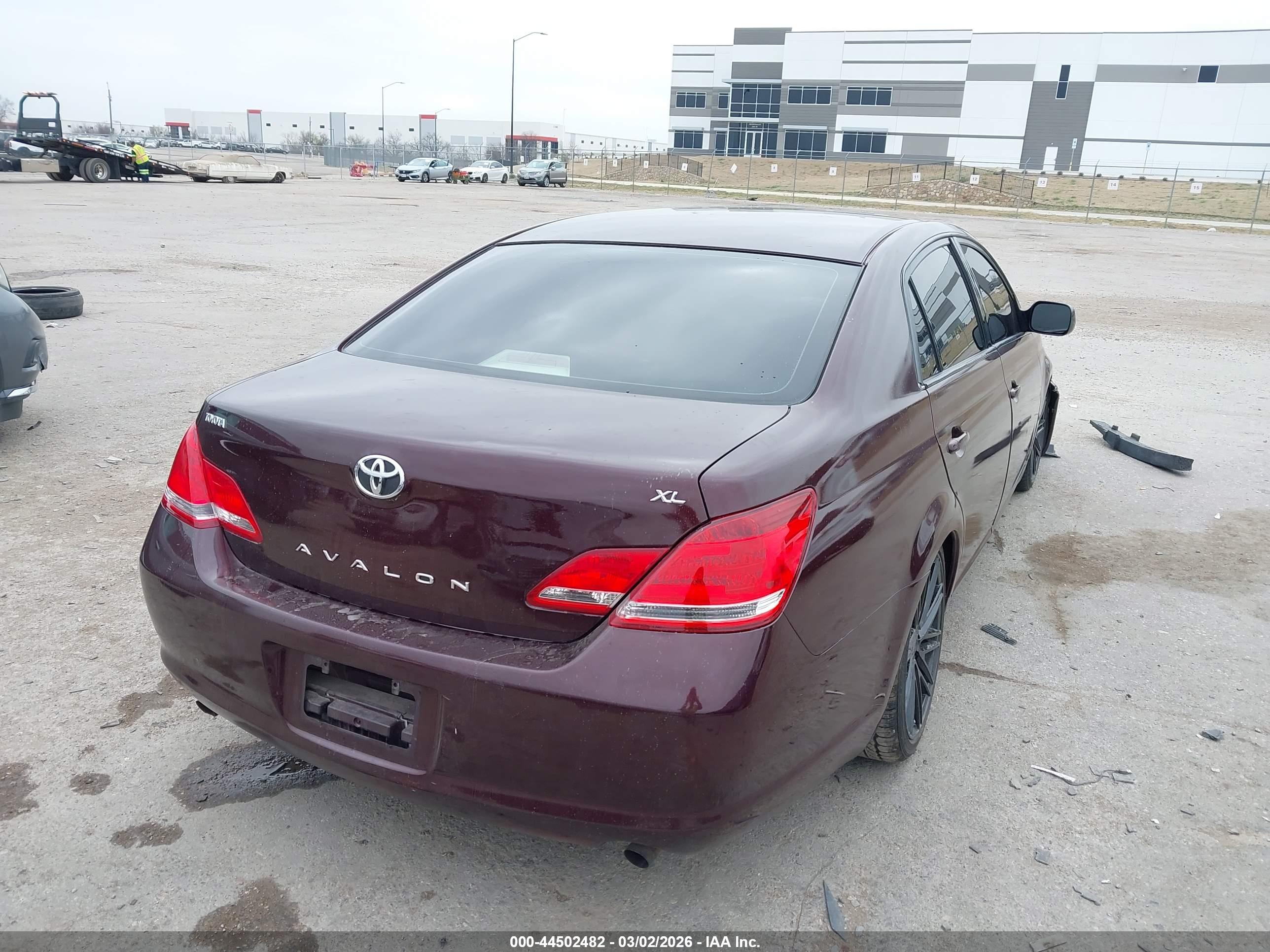 TOYOTA AVALON image 4