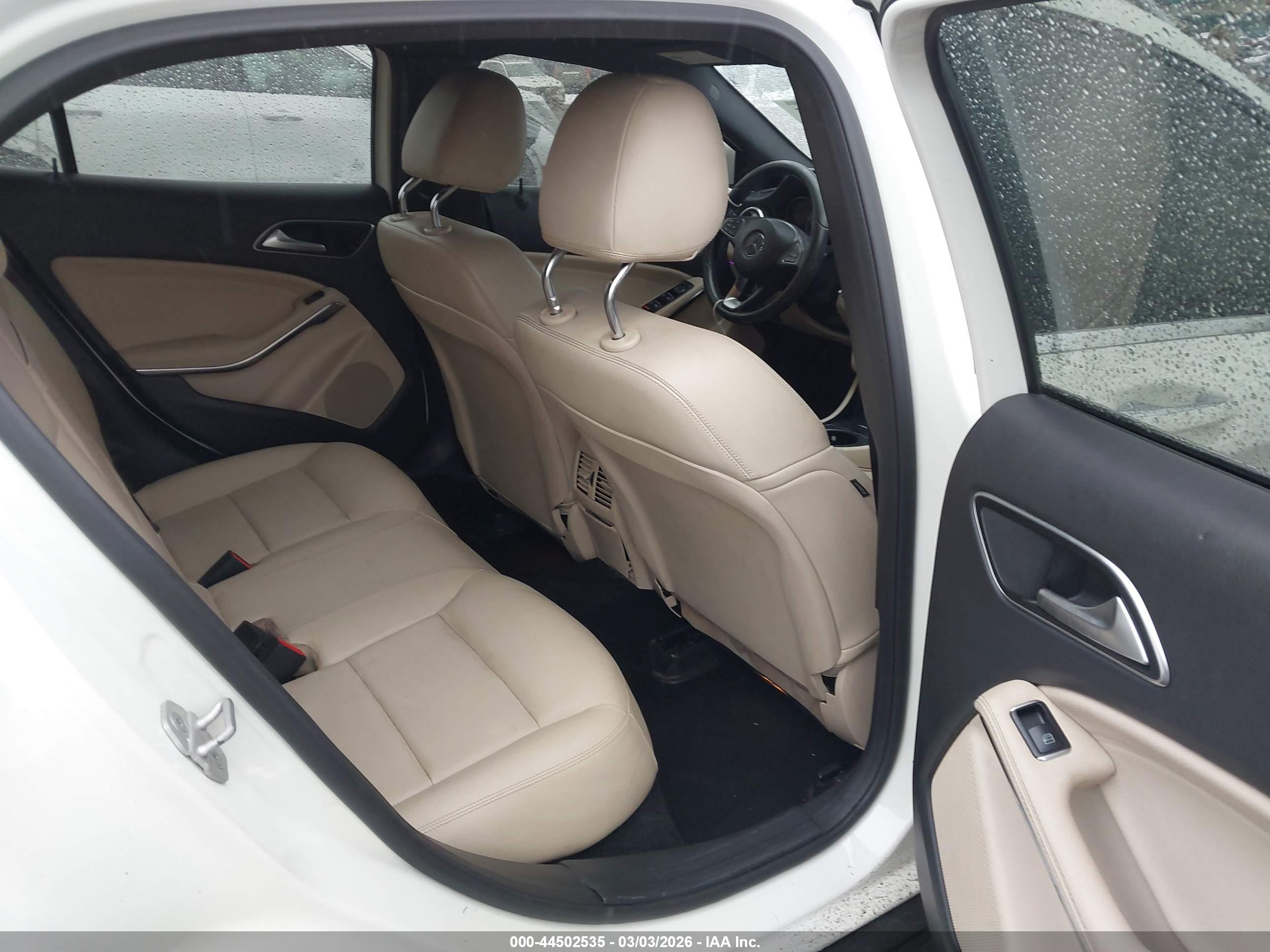 MERCEDES-BENZ GLA image 8