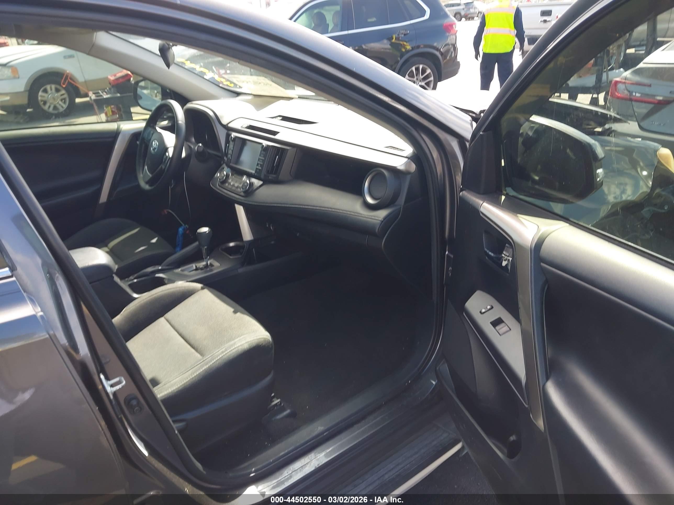 TOYOTA RAV4 image 5