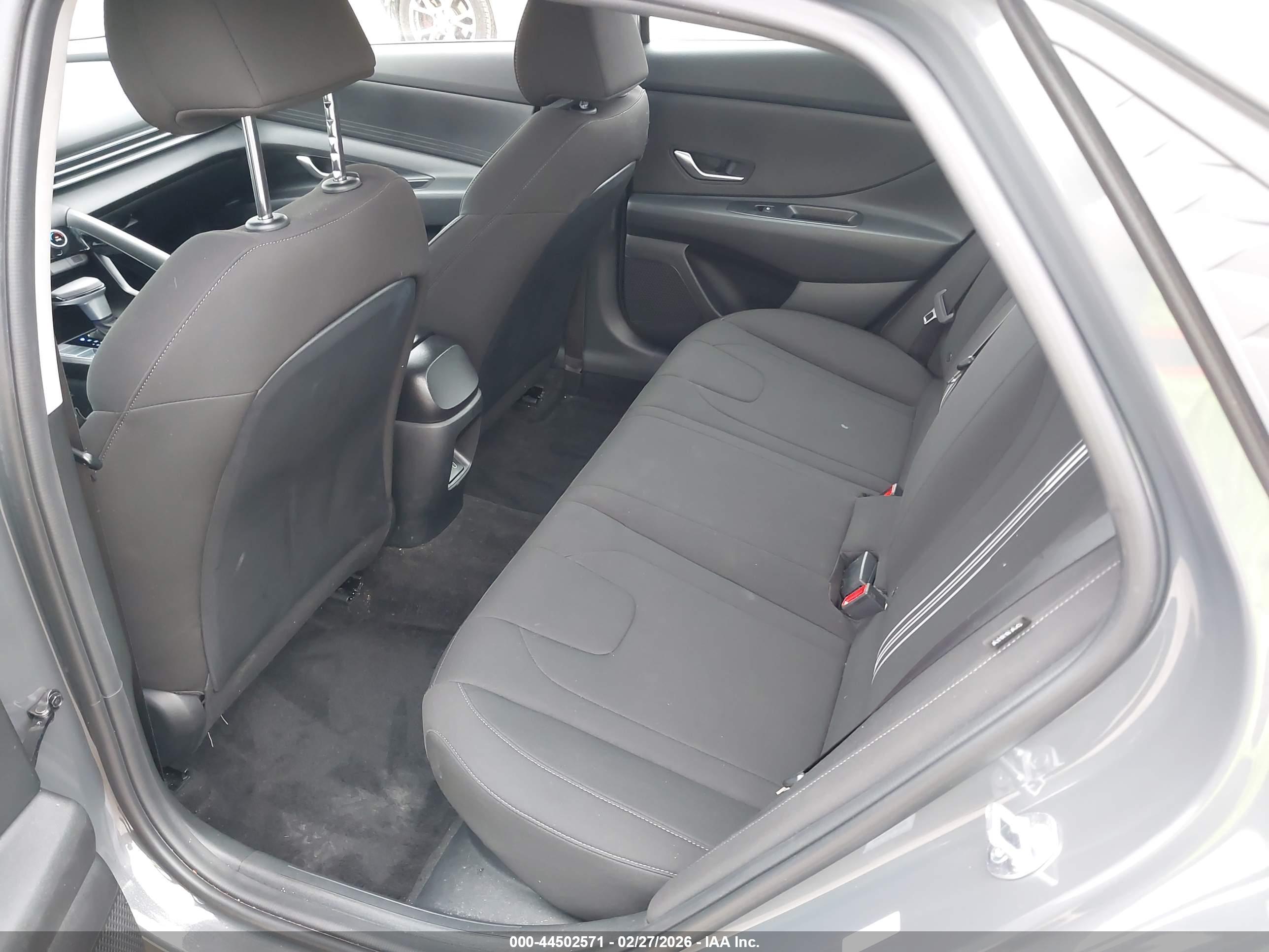 HYUNDAI ELANTRA image 8