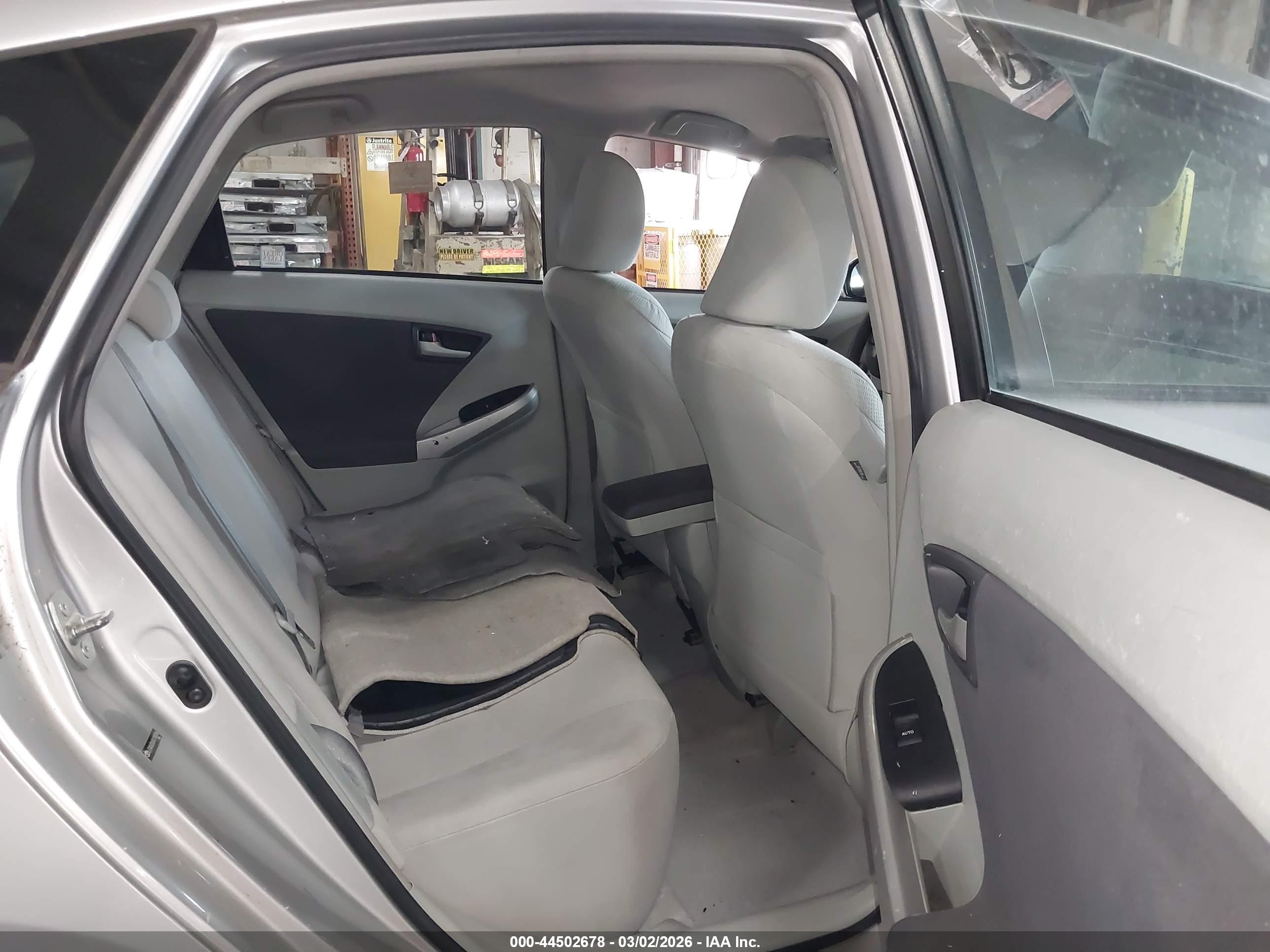 TOYOTA PRIUS image 8