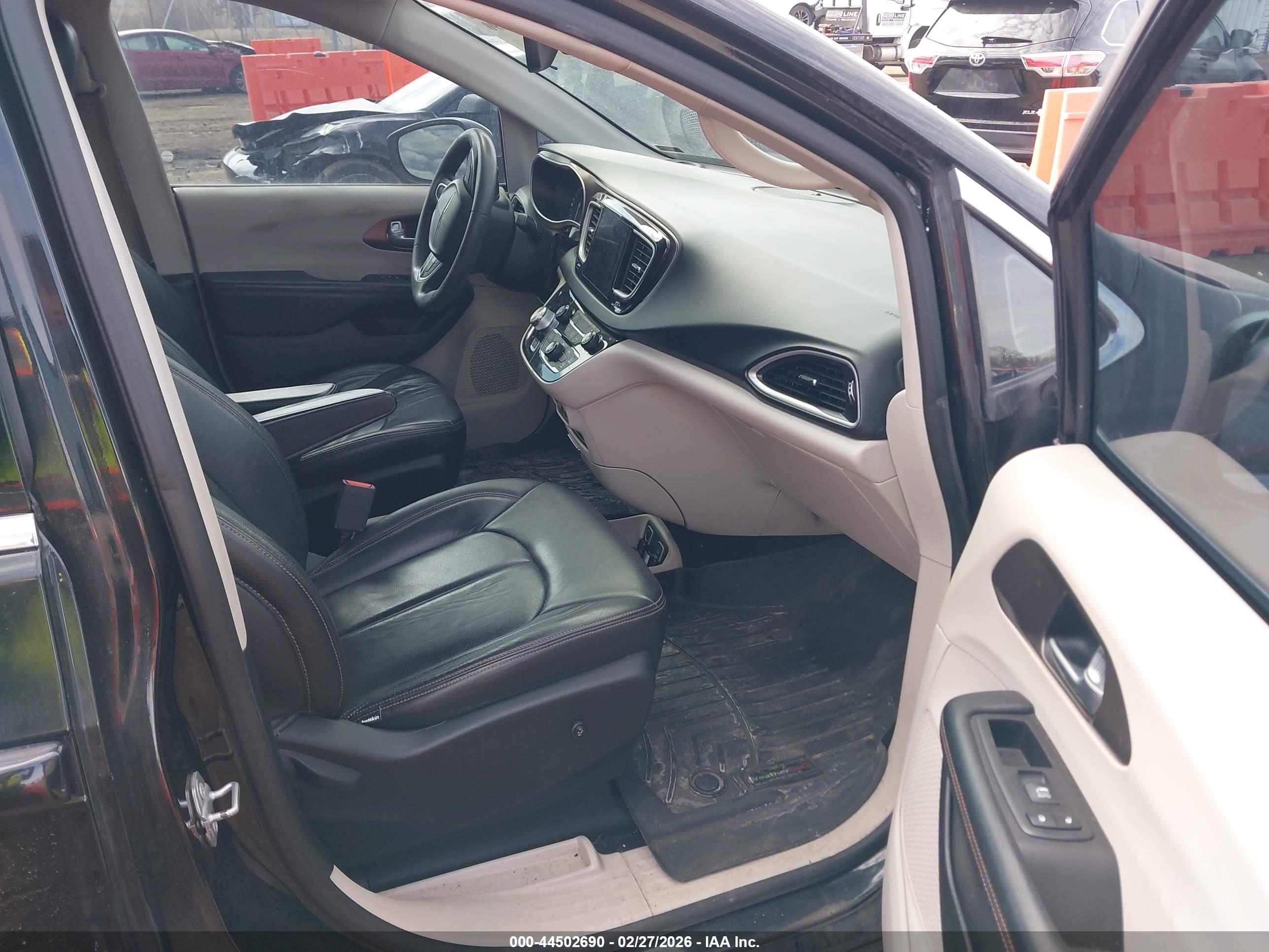 CHRYSLER PACIFICA image 5