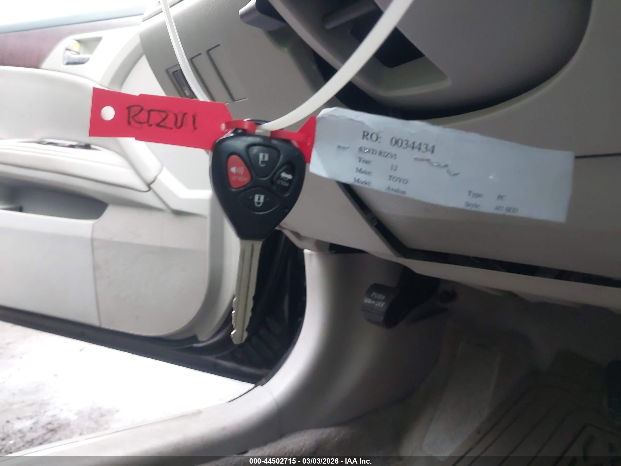 TOYOTA AVALON image 11