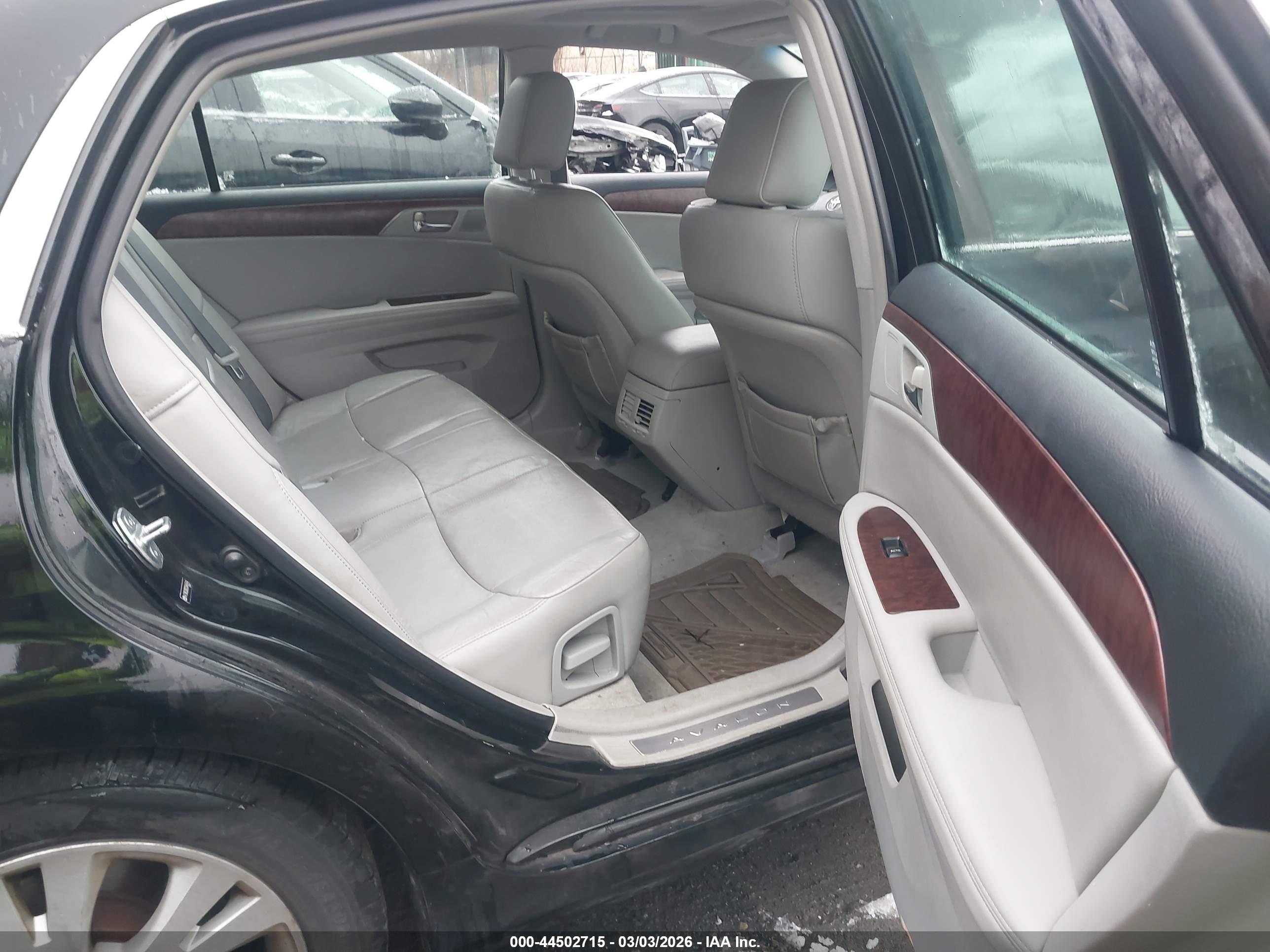 TOYOTA AVALON image 8