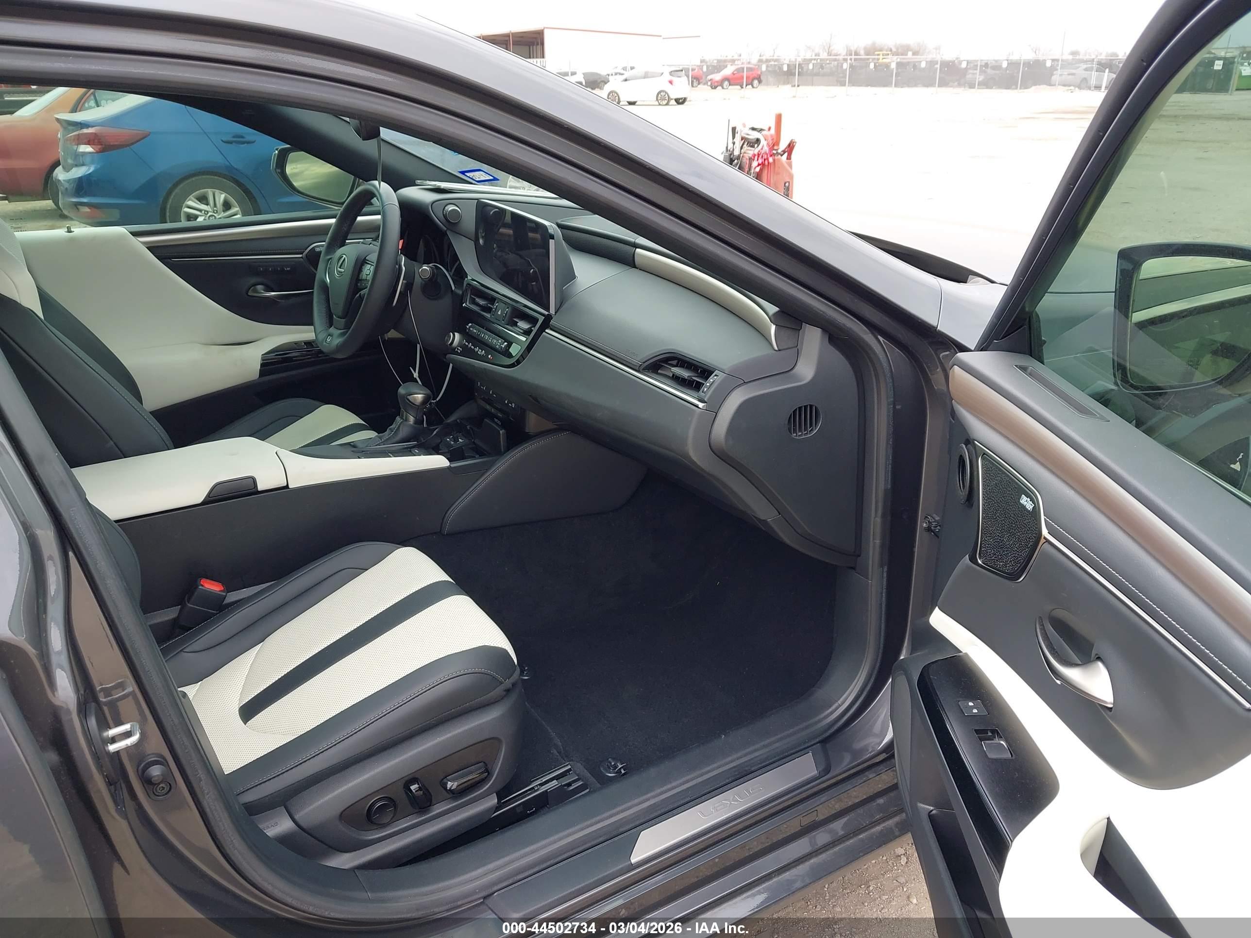 LEXUS ES image 5