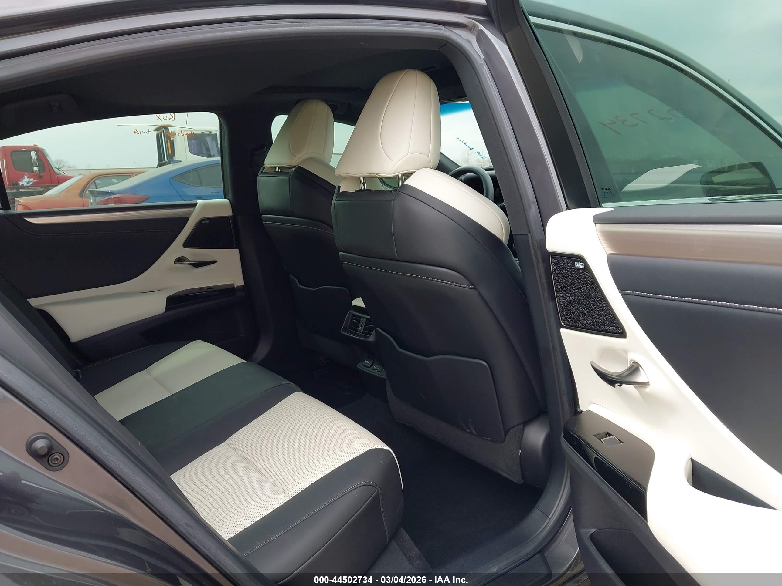 LEXUS ES image 8