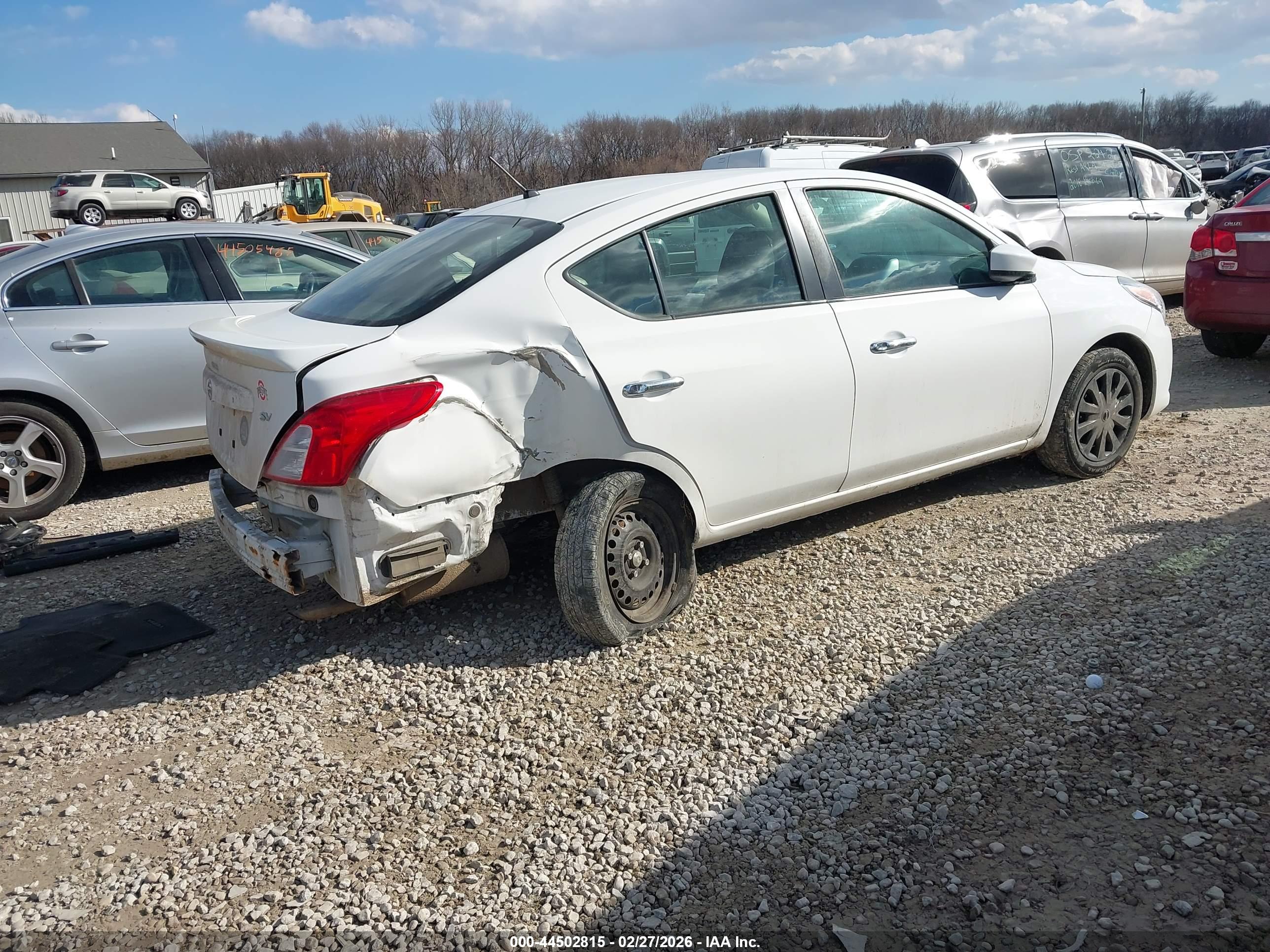 NISSAN VERSA image 4