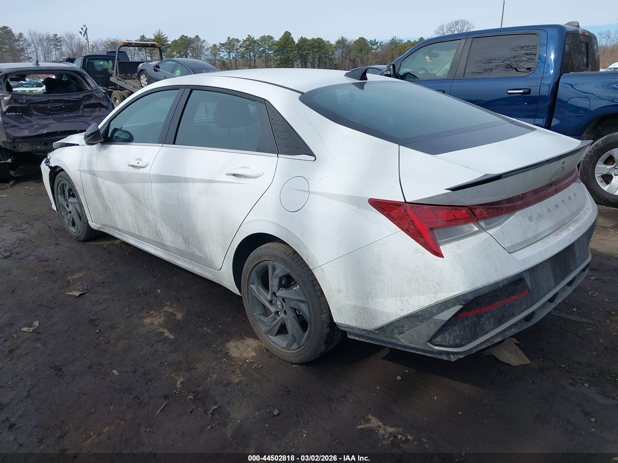 HYUNDAI ELANTRA image 3
