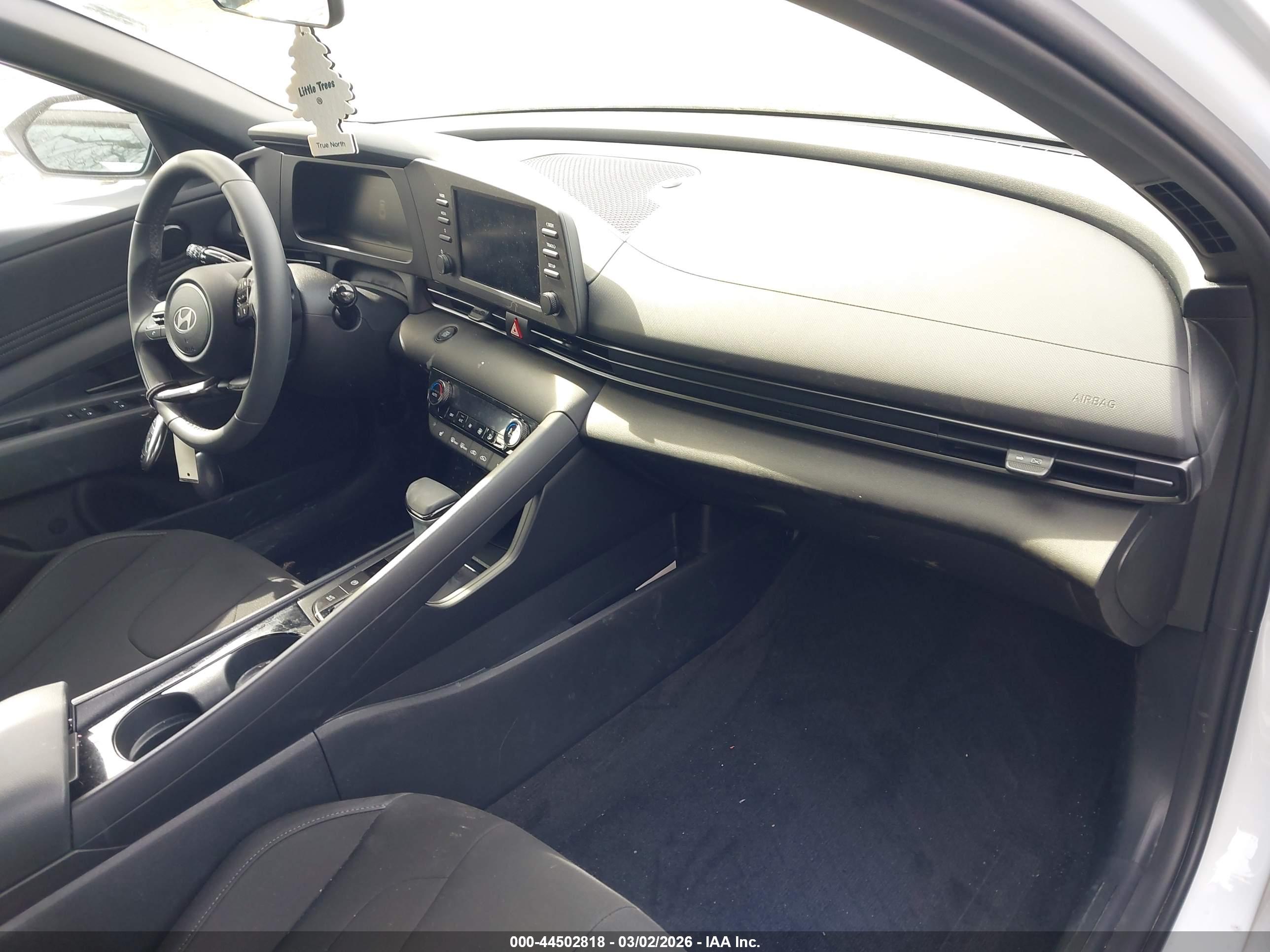 HYUNDAI ELANTRA image 5