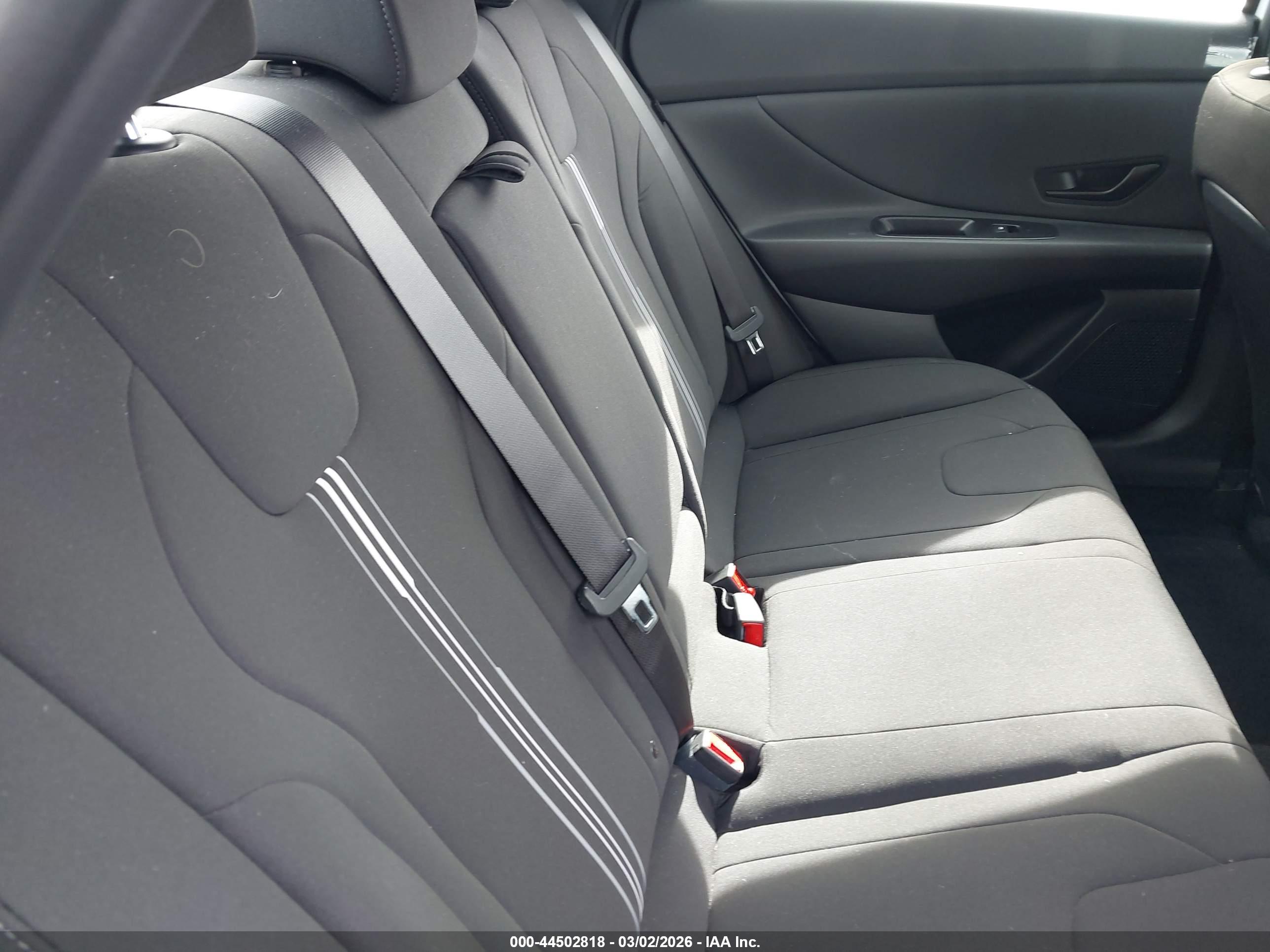 HYUNDAI ELANTRA image 8