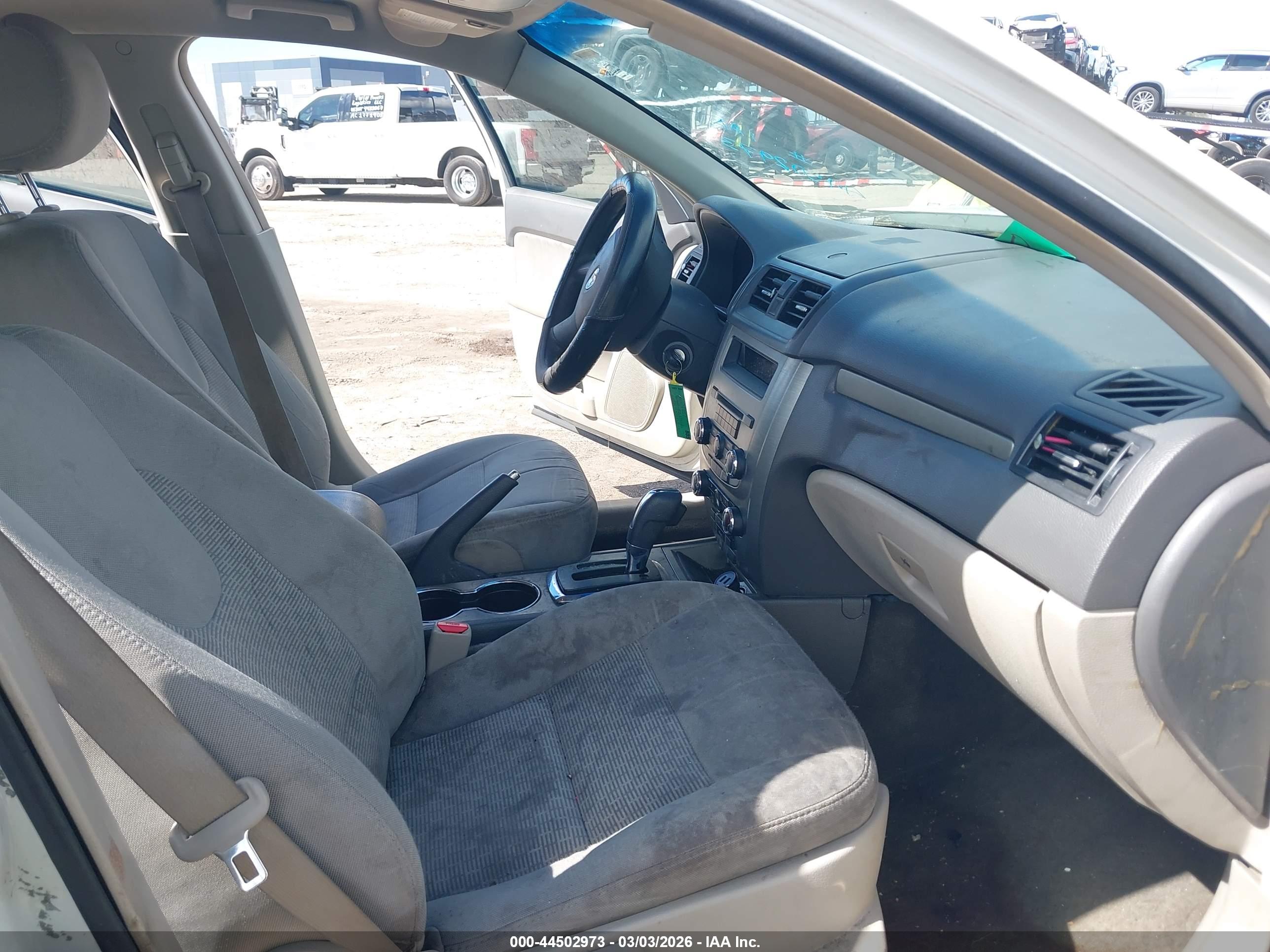 FORD FUSION image 5