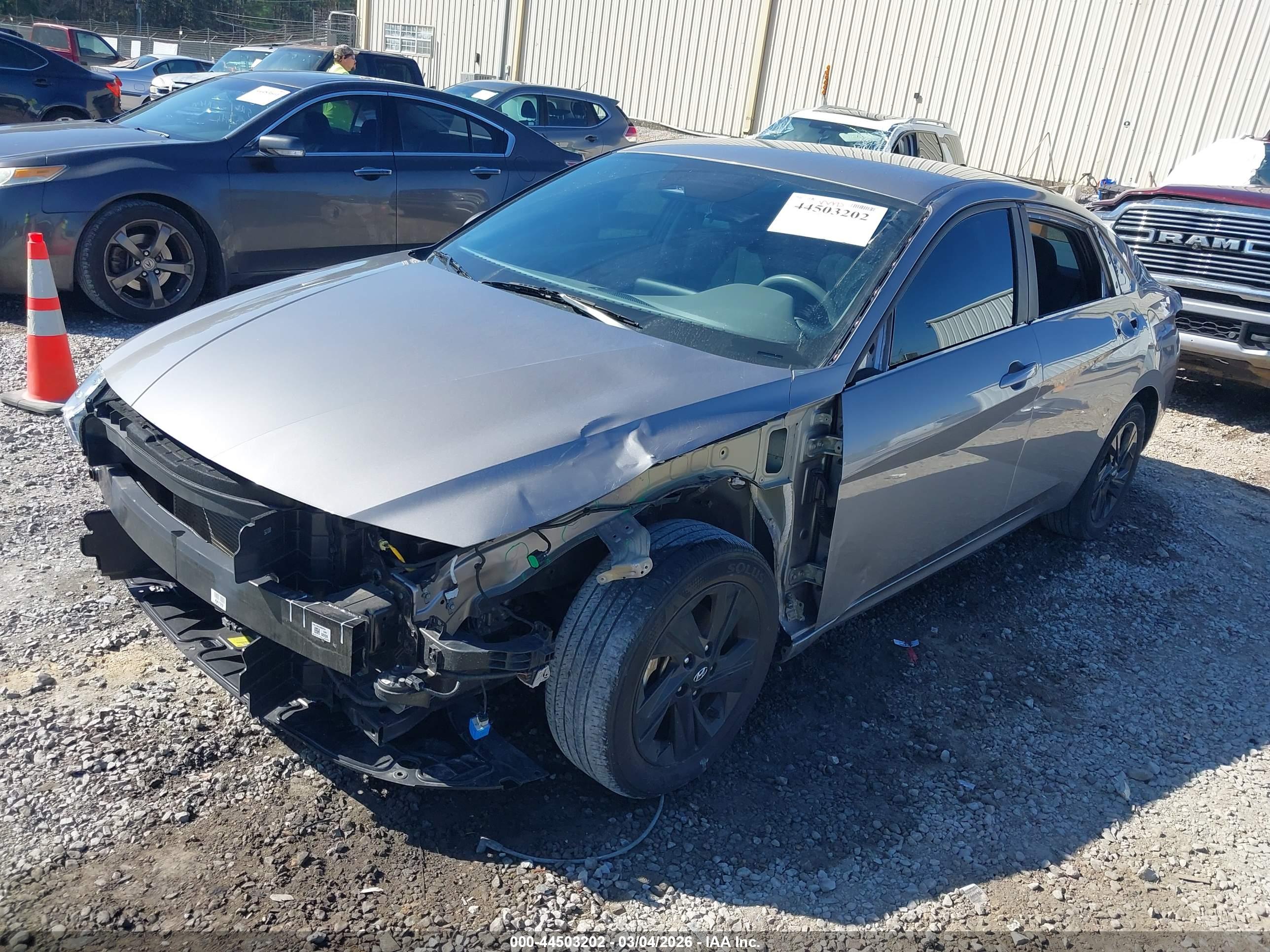 HYUNDAI ELANTRA image 2