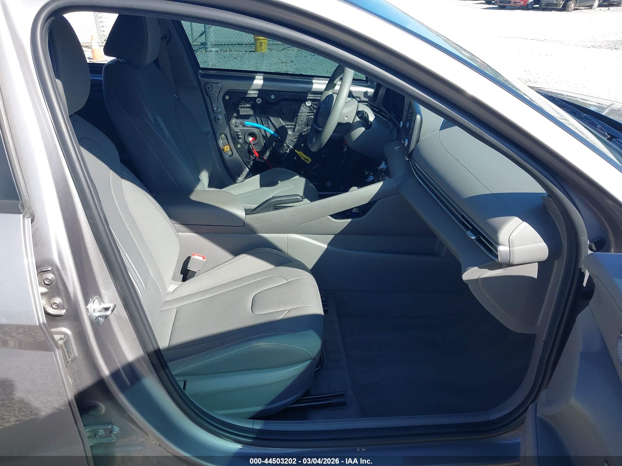 HYUNDAI ELANTRA image 5