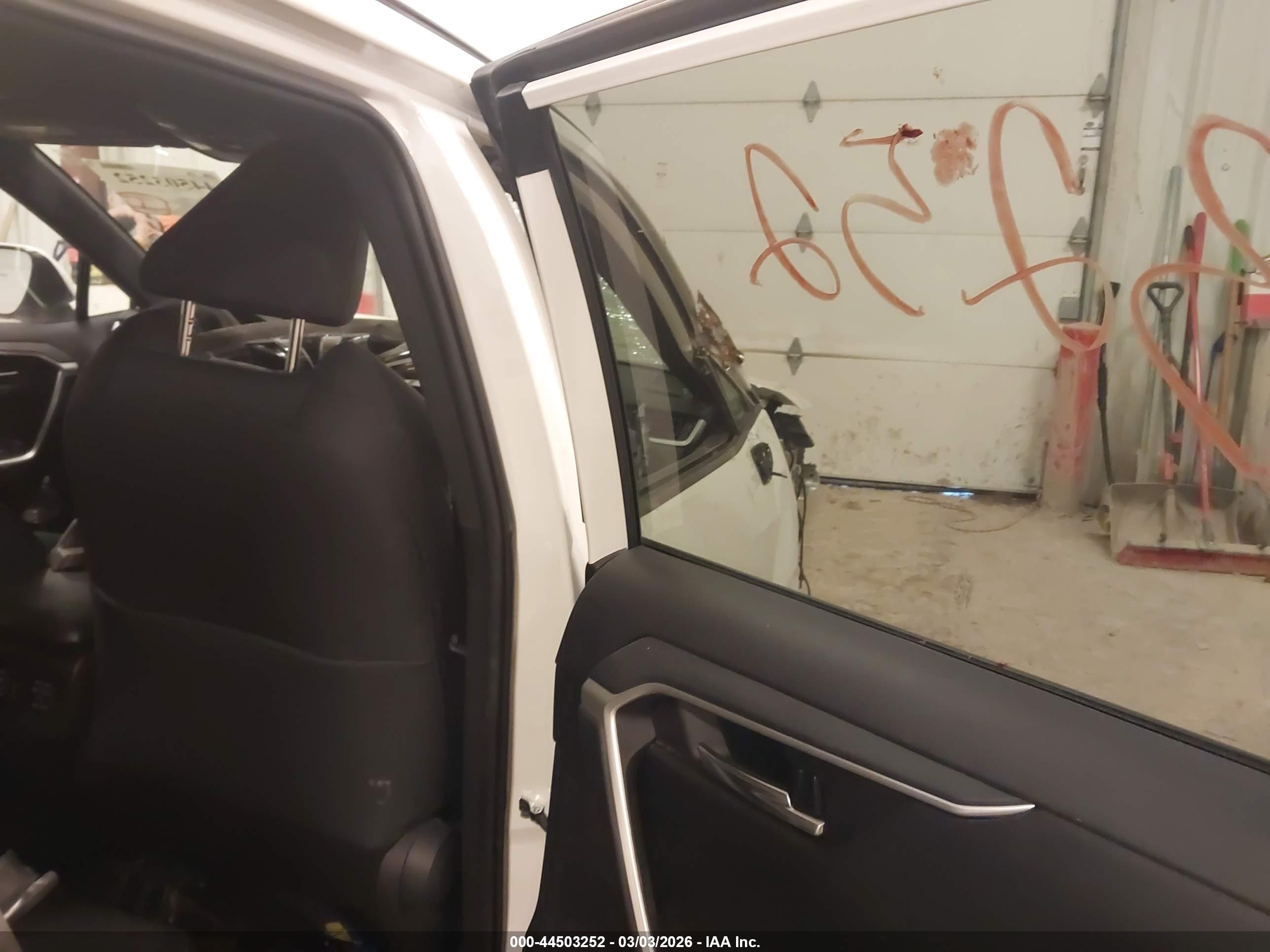 TOYOTA RAV4 image 8