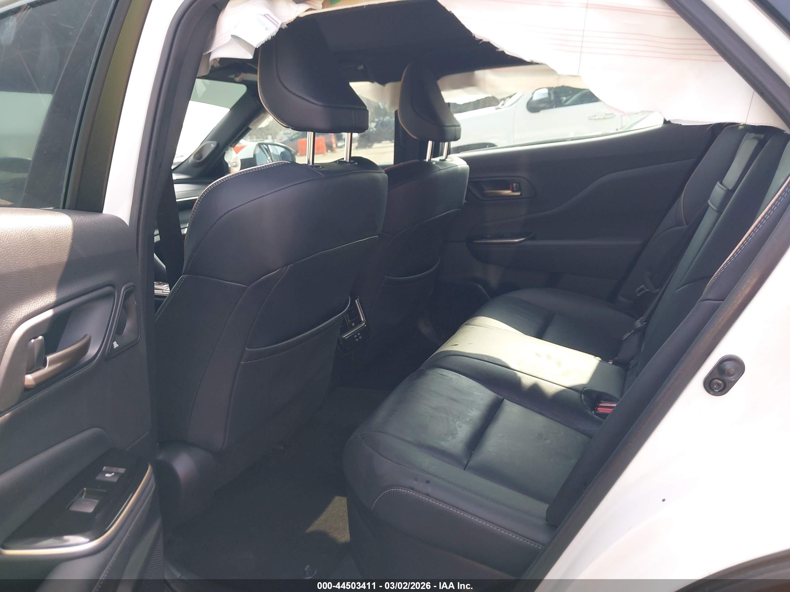 TOYOTA CROWN image 8