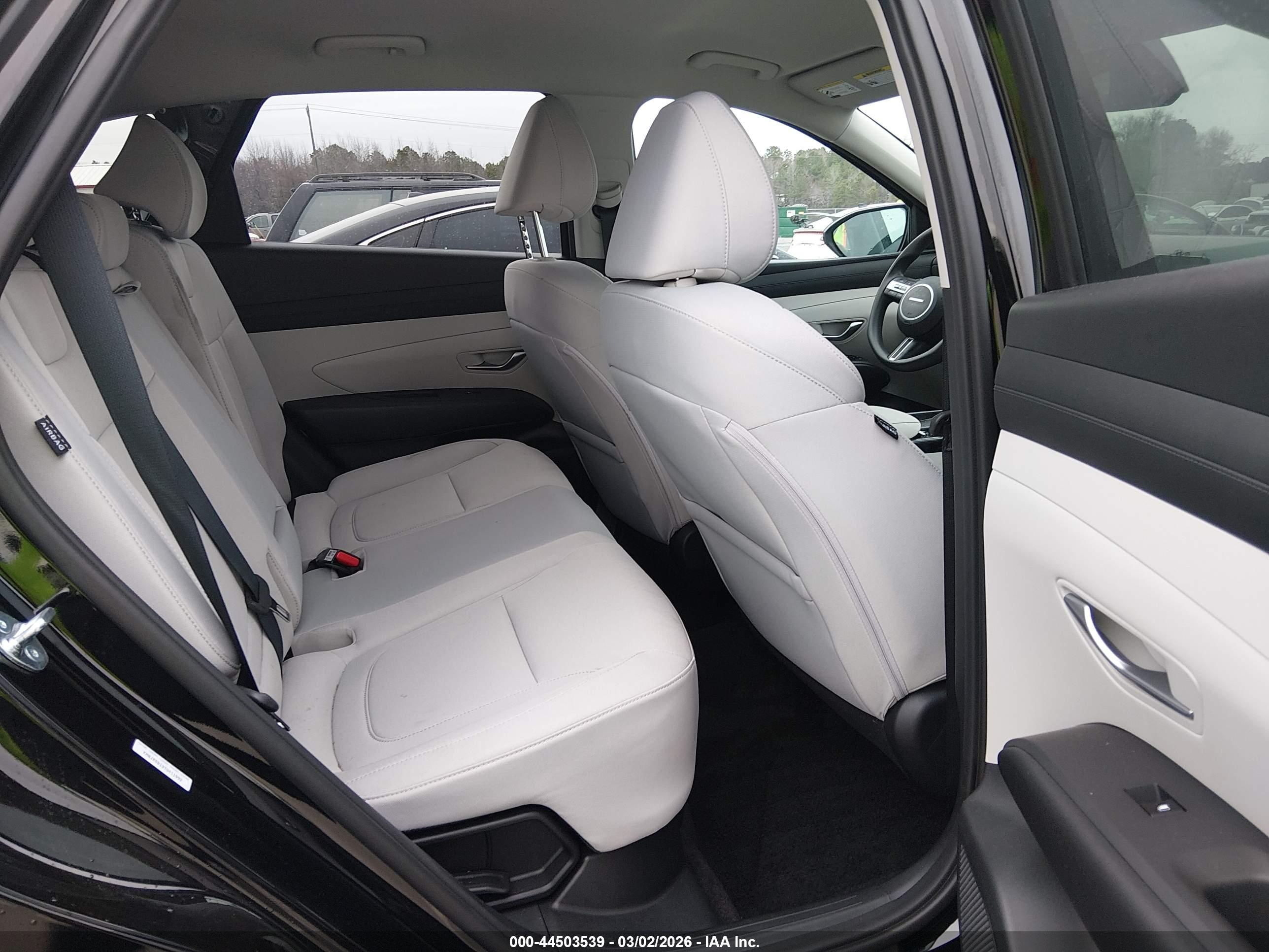 HYUNDAI TUCSON image 8