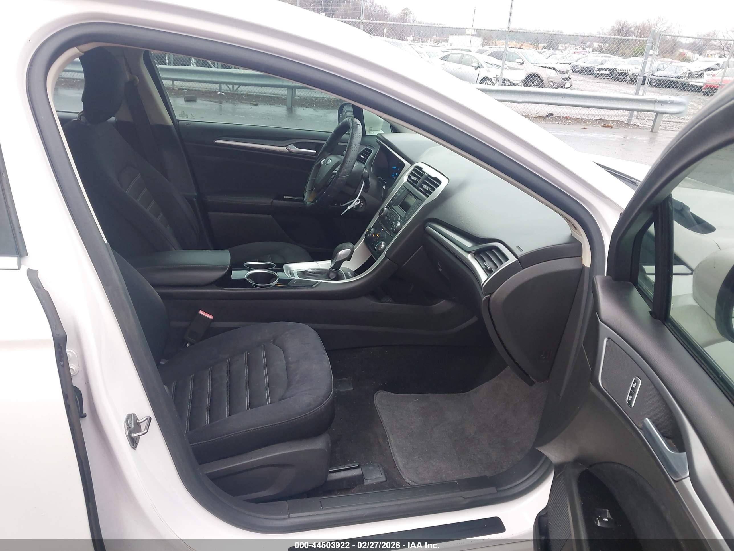 FORD FUSION image 5